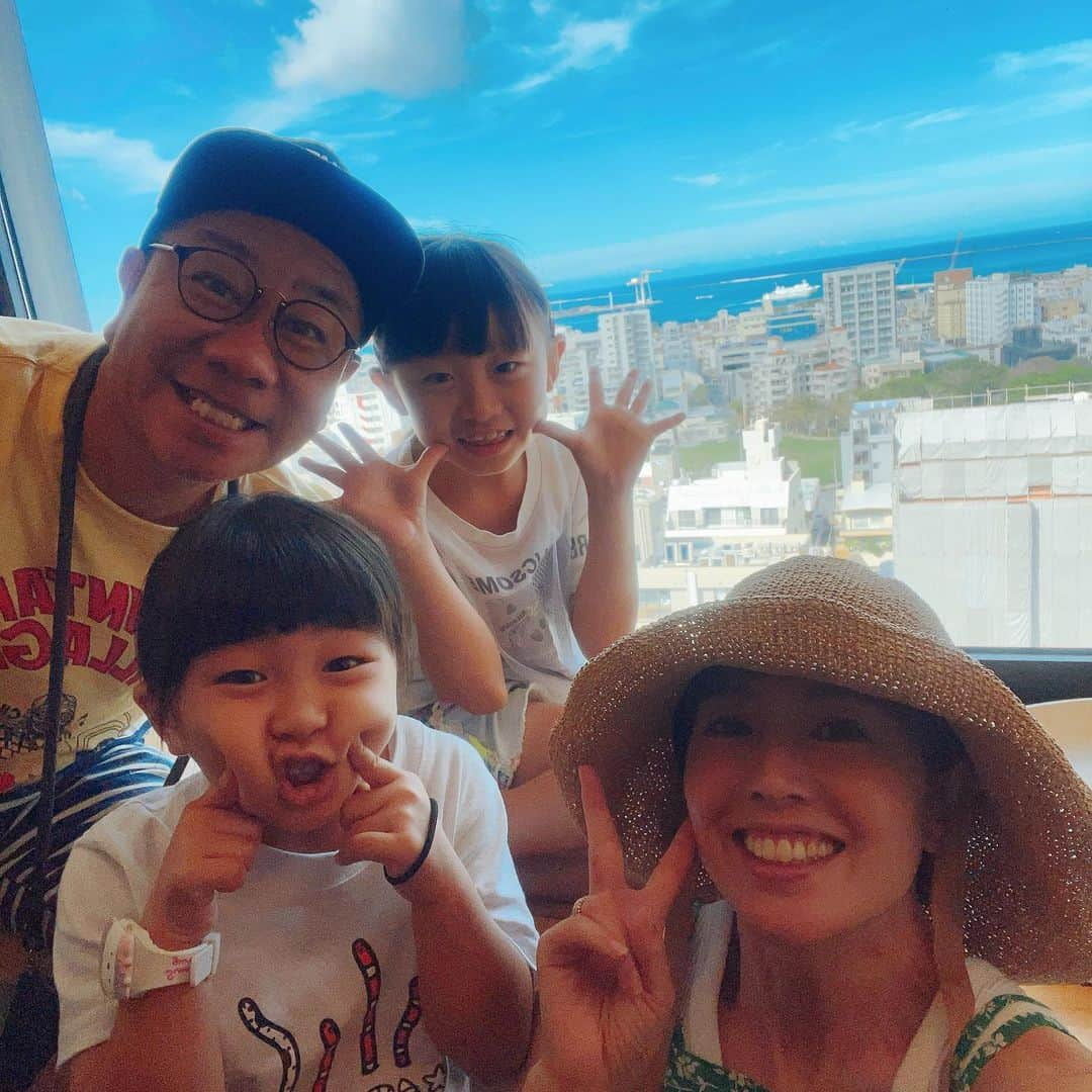 秋本ゆかりさんのインスタグラム写真 - (秋本ゆかりInstagram)「🌻夏休みの備忘録🌻 2泊3日で行った沖縄家族旅行✈️  〜宿泊ホテル〜  星野リゾートのOMO5(オモファイブ)沖縄那覇を利用しました！  那覇市内なので、立地も良く動きやすかったです。 子連れなので「やぐらルーム」を選びましたよ🙌 ロフトベッドみたいになっているので、子どもたちも大喜び〜♪  1階カフェの朝食も、クロックムッシュやサラダ、パンプレートなどオシャレでおいしい🤤  長い沖縄旅投稿にお付き合いありがとうございました🙇‍♀️ 旅の参考になったら嬉しいです☺️  . #沖縄#沖縄旅行#沖縄旅#家族旅行#okinawa#okinawatrip #宿泊ホテル#星野リゾート#星野リゾートomo5沖縄那覇#omo5沖縄那覇 #omo5沖縄那覇by星野リゾート#やぐらルーム」9月26日 10時45分 - akimoto_yukari