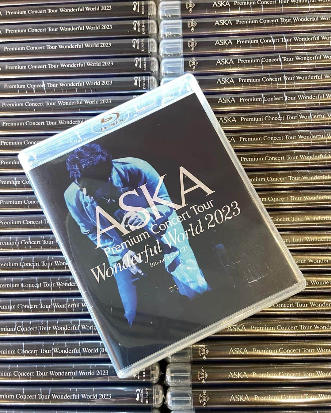 ASKAのインスタグラム：「⁡ ＼2023年9月27日リリース！／ ＼＼＼＼＼本日店着日／／／／／ ⁡ 『ASKA Premium Concert Tour -Wonderful World- 2023』 Blu-ray+Live CD（2枚） ⁡ 2023年5月25日東京国際フォーラムAで行ったライブを収めたものですが、全17公演の思いがたっぷり詰まった作品になっております。 ⁡ ライブ当日ではなかなか見えないASKAの表情や、バンドメンバーの様子などたっぷりお楽しみください♫ ⁡ ⁡ 2023年9月27日(水) AM 0:00よりストリーミング配信もスタートします！ Blu-rayご購入の方は、同封していますシリアルナンバーを入力すると無料で配信をご覧いただけます。 DLも可能となりますので、スマホやタブレットなどで、お出かけ先でもお楽しみいただけます。 ※DL用映像は画質を落とし、分割しての提供となります。 ⁡ #ASKA」