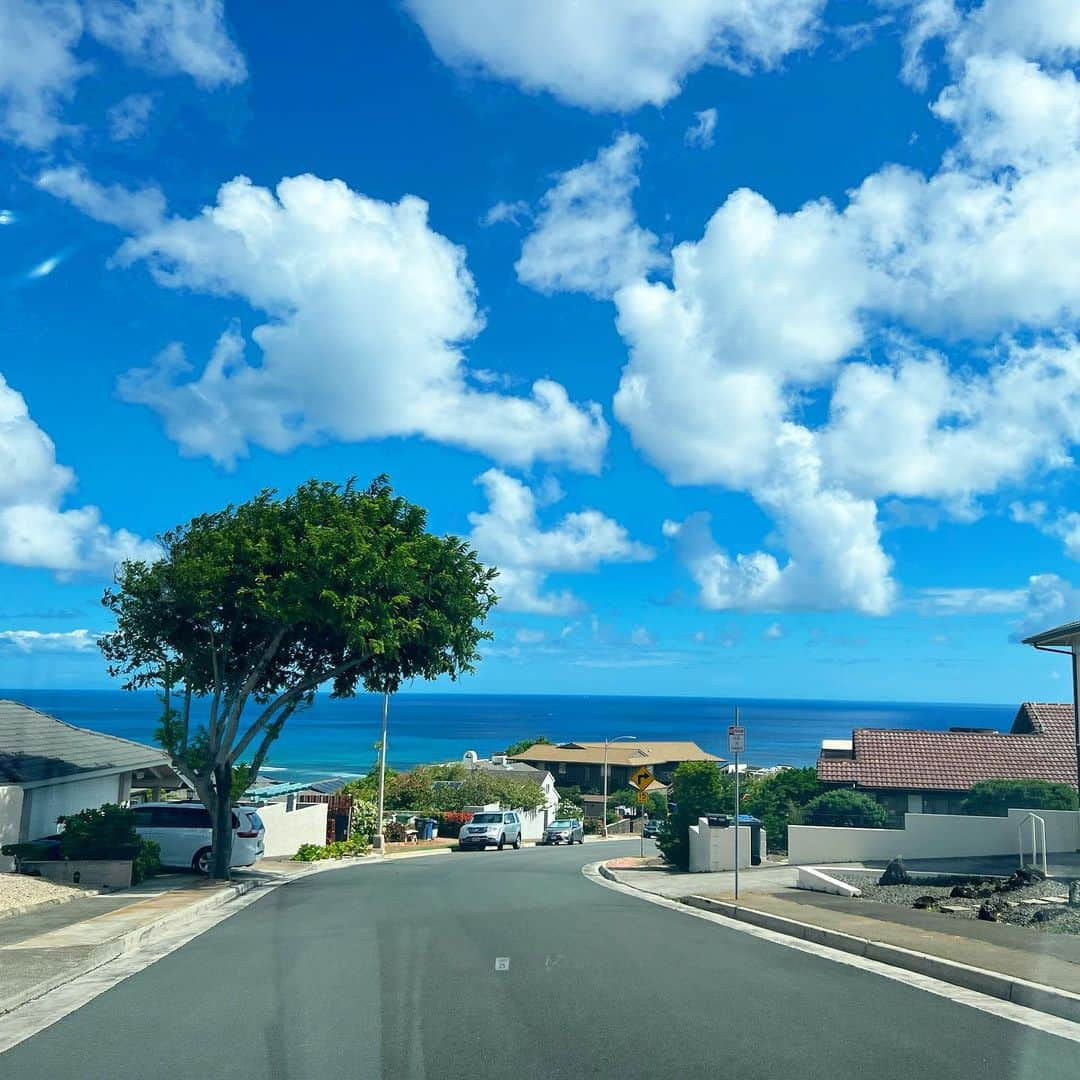 マキ・コニクソンさんのインスタグラム写真 - (マキ・コニクソンInstagram)「Aloha from Hawaii !! 🤙🏼  今日の雲がとーっても可愛いかったから ハワイの雲のおすそ分け。  ハワイの桜の木(私が勝手にそう思ってる) の花が全部落ちて今は グリーン、グリーン、グリーンと 青い海と空が映える！  毎日通る道だけど毎日違う光景。 こんな素敵な通勤道を通れる事に 感謝しないとね。当たり前が 当たり前じゃないんだから。  今日も人に流されずに 頑張りすぎずに 頑張るぞ〜！💪🏼  #エアハワイ🌺  #ハワイのおすそ分け🤙🏼  #毎日みる景色 #当たり前が当たり前じゃない」9月26日 10時52分 - makikonikson