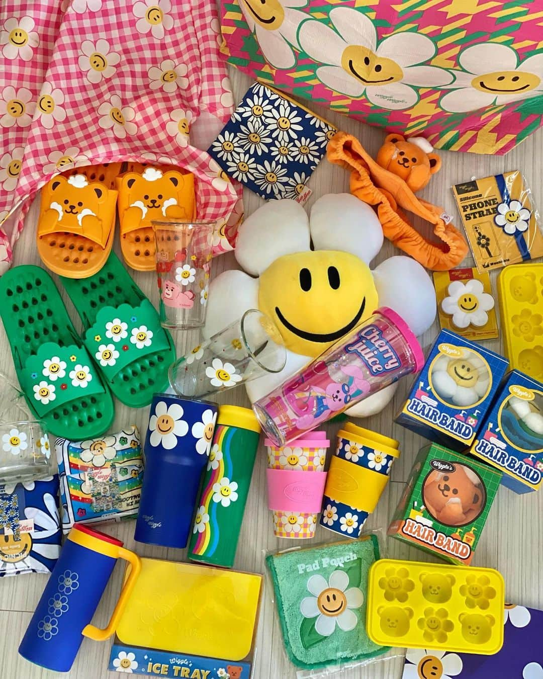 まゆまゆのインスタグラム：「. ガチャガチャした購入品🌈🫰🫶🩷❤️🧡💛💜💙🩵💚 私のおすすめは、ヘアバンド、エコバッグ、氷作る容器🧊、タンブラーです。 お値段お手頃だからお土産にも🫶🌈 @wigglewiggle.jp  @wigglewiggle.official  #ウィグルウィグル#韓国#ソウル旅 #韓国情報#ソウル女子旅 #韓国旅行 #wigglewiggle #渡韓#渡韓情報 #seoul#seoulkorea #seoultravel  #まゆまゆの韓国旅🇰🇷」