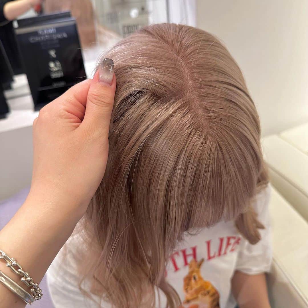 Beleza_official_instagramのインスタグラム：「milk tea♡ breach2〜3 ・  色落ちまで綺麗なカラー やわらかいカラー 一人ひとりに似合うカラー お任せください✊🌼🌟 ブリーチは誰に任せるかでダメージが 変わってきます！ ご予約はDMorホットペッパーから お願いします😉💕 Rei指名していただければ 絶対に可愛くします✊ belezaに来たことある方でもRei指名可能です😇 "また会いたい"と思わせます❗️ ・ わからないことがあればDMまでお願いします🤲  黒染め、縮毛履歴はハイブリーチメニューで ご予約ください🤲 記載のお時間より、ブリーチの抜け具合で お時間かかる場合がございます。 当日は長めに見ていただければ助かります。 お任せください♡♡」