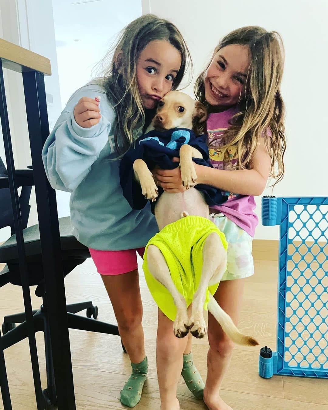ケヴィン・ゼガーズのインスタグラム：「Everything else is silliness compared to being their father.   #nationaldaughtersday」