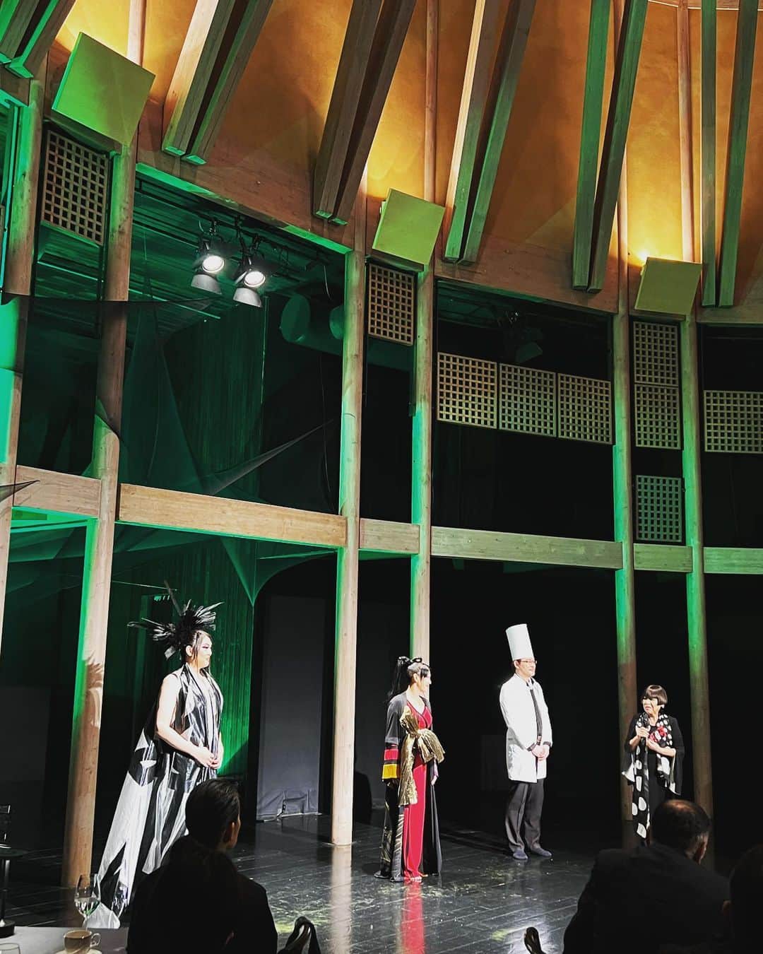 コシノジュンコさんのインスタグラム写真 - (コシノジュンコInstagram)「Shizuoka Art Gastronomy by SPAC X JUNKO KOSHINO を静岡県静岡市にある磯崎新さんが設計された木造劇場”楕円堂”にて芝居、お料理、オペラをプロデュースしました。谷崎潤一郎さんの”刺青”に始まり、白と黒の対極フルコースやアートデザート、マリアセレンによるオペラで非日常空間を作りました。#cuisine #fashion#shizuoka#design #japan」9月26日 11時03分 - junko_koshino_official