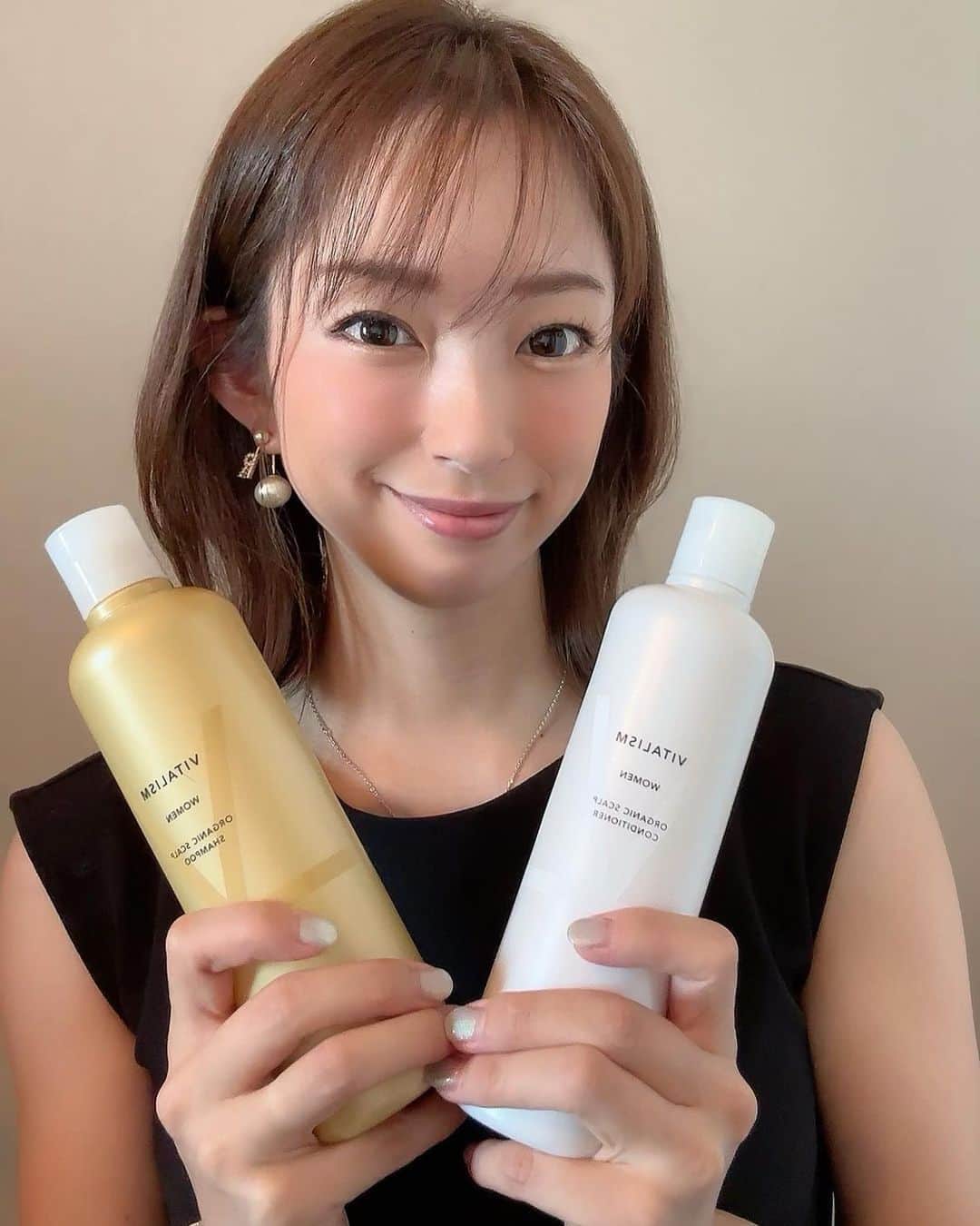 RIKAさんのインスタグラム写真 - (RIKAInstagram)「スカルプケアしながらツヤツヤ髪に💕 @vitalism_official   きめ細かい泡だからいつものシャンプーより頭皮の汚れがしっかり落ちてる感じ‼︎ 産後の弱った髪が強い髪に生え変わってきた👏  爽やかな香りも好き❤︎ メンズ用とレディース用あるからチェックしてみてね😊  髪の毛伸ばすぞー！  #シャンプー#トリートメント#髪#髪質改善#頭皮ケア#美容#VITALISM#pr」9月26日 11時04分 - rinrikagolf