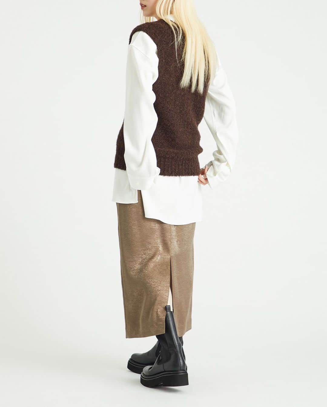アストラットのインスタグラム：「【Coming soon】  Shirts : ¥33,000 入荷済み Vest : ¥23,100 入荷済み Skirt : ¥25,300   店頭・オンラインストア : 10月中旬  #ASTRAET #アストラット #newarrivals  #2023fw #モードアイテム #大人カジュアル #秋コーディネート #サテンスカート #スカートコーデ #ニットベスト #ベストコーデ」