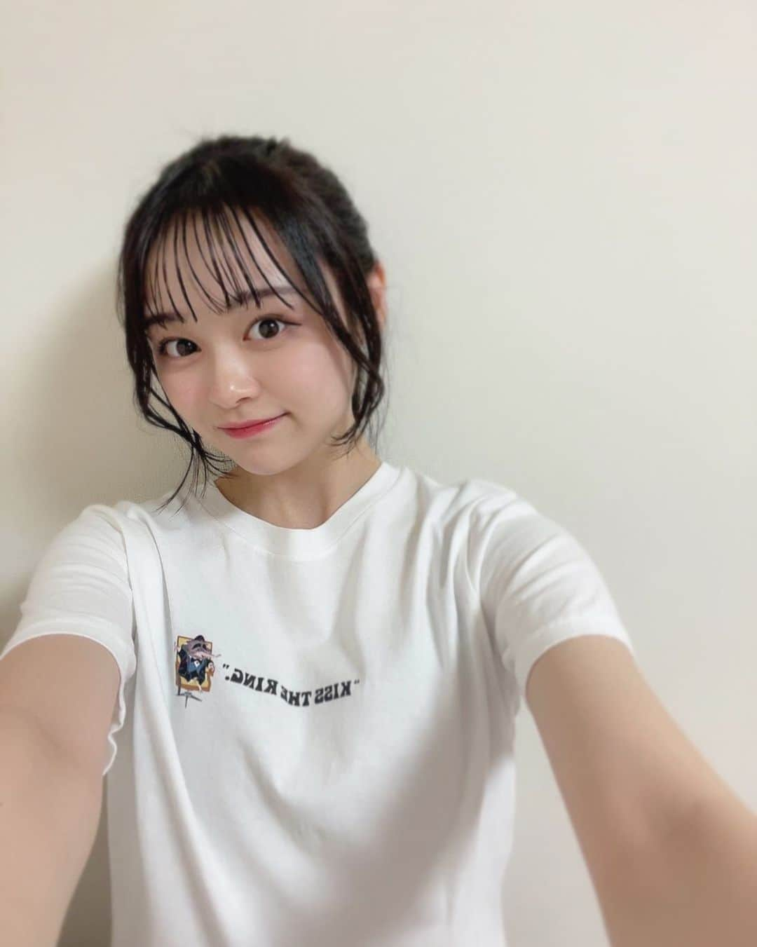 吉田恵芽さんのインスタグラム写真 - (吉田恵芽Instagram)「♡♡♡  今日も1日お疲れ様でした~！ このTシャツのキャラクターかわいいの🤍  #吉田恵芽 #05 #ljk  #ラフコーデ #Tシャツ #ラフスタイル #夏コーデ #ヘアアレンジ #ポニーテール #顔周りカット」9月26日 22時02分 - eme_yoshida