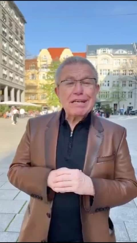 アルベルト・アインシュタインのインスタグラム：「Star architect Daniel Libeskind is designing the Albert Einstein Discovery Center, in Einstein’s birthplace of Ulm, Germany. Watch the announcement and find out how you can be a part of the building process: https://einstein.center/?lang=en」