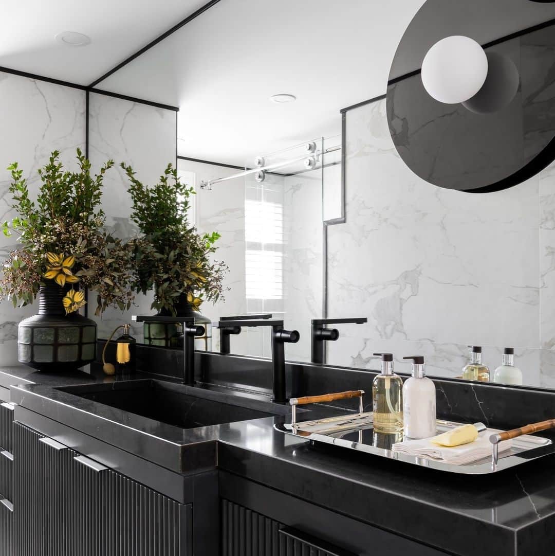 HGTVさんのインスタグラム写真 - (HGTVInstagram)「Designer Williams Martinez (@c_a_s_a_m_a_r_t_i_n_e_z) turned his late in-laws' traditional Staten Island home into a charismatic, artistic space that celebrates his husband's childhood memories, his own Venezuelan history AND the new story they're writing together ✨ ⁠ ⁠ It's a home overflowing with style and soul. You don't want to miss it. Swipe through ➡️ for a few of our favorite spaces, then, head to the 👉️ link in bio for before and the full tour. #HGTVDesign⁠ ⁠ Designed by: @c_a_s_a_m_a_r_t_i_n_e_z ⁠ 📸: @venjhaminreyes」9月26日 22時02分 - hgtv