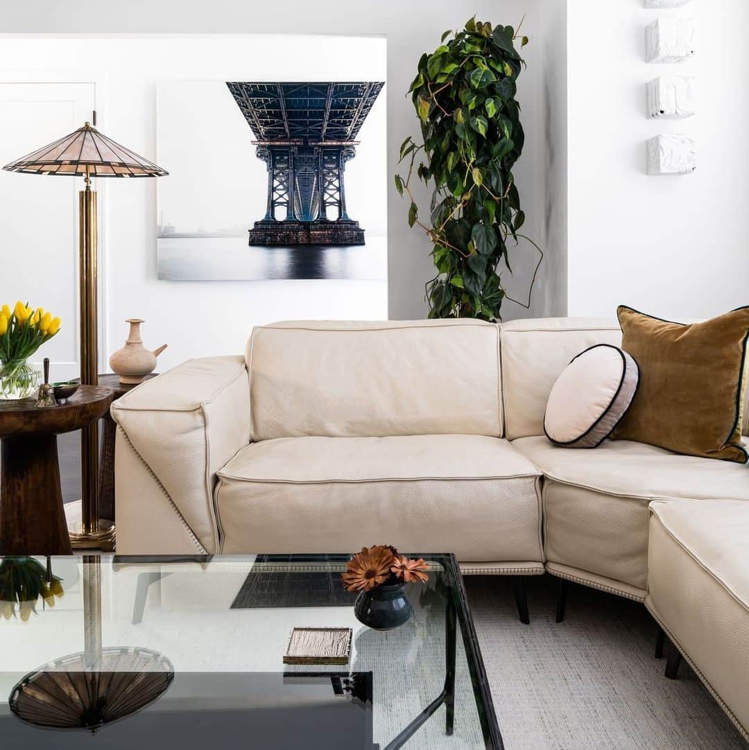 HGTVさんのインスタグラム写真 - (HGTVInstagram)「Designer Williams Martinez (@c_a_s_a_m_a_r_t_i_n_e_z) turned his late in-laws' traditional Staten Island home into a charismatic, artistic space that celebrates his husband's childhood memories, his own Venezuelan history AND the new story they're writing together ✨ ⁠ ⁠ It's a home overflowing with style and soul. You don't want to miss it. Swipe through ➡️ for a few of our favorite spaces, then, head to the 👉️ link in bio for before and the full tour. #HGTVDesign⁠ ⁠ Designed by: @c_a_s_a_m_a_r_t_i_n_e_z ⁠ 📸: @venjhaminreyes」9月26日 22時02分 - hgtv
