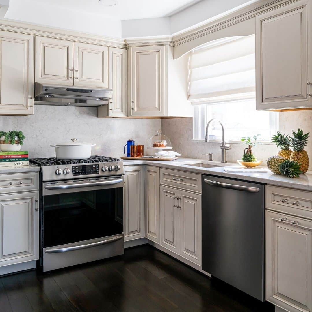 HGTVさんのインスタグラム写真 - (HGTVInstagram)「Designer Williams Martinez (@c_a_s_a_m_a_r_t_i_n_e_z) turned his late in-laws' traditional Staten Island home into a charismatic, artistic space that celebrates his husband's childhood memories, his own Venezuelan history AND the new story they're writing together ✨ ⁠ ⁠ It's a home overflowing with style and soul. You don't want to miss it. Swipe through ➡️ for a few of our favorite spaces, then, head to the 👉️ link in bio for before and the full tour. #HGTVDesign⁠ ⁠ Designed by: @c_a_s_a_m_a_r_t_i_n_e_z ⁠ 📸: @venjhaminreyes」9月26日 22時02分 - hgtv