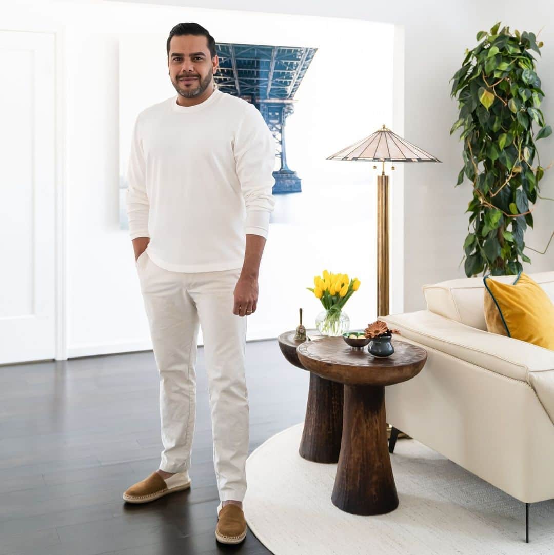 HGTVさんのインスタグラム写真 - (HGTVInstagram)「Designer Williams Martinez (@c_a_s_a_m_a_r_t_i_n_e_z) turned his late in-laws' traditional Staten Island home into a charismatic, artistic space that celebrates his husband's childhood memories, his own Venezuelan history AND the new story they're writing together ✨ ⁠ ⁠ It's a home overflowing with style and soul. You don't want to miss it. Swipe through ➡️ for a few of our favorite spaces, then, head to the 👉️ link in bio for before and the full tour. #HGTVDesign⁠ ⁠ Designed by: @c_a_s_a_m_a_r_t_i_n_e_z ⁠ 📸: @venjhaminreyes」9月26日 22時02分 - hgtv