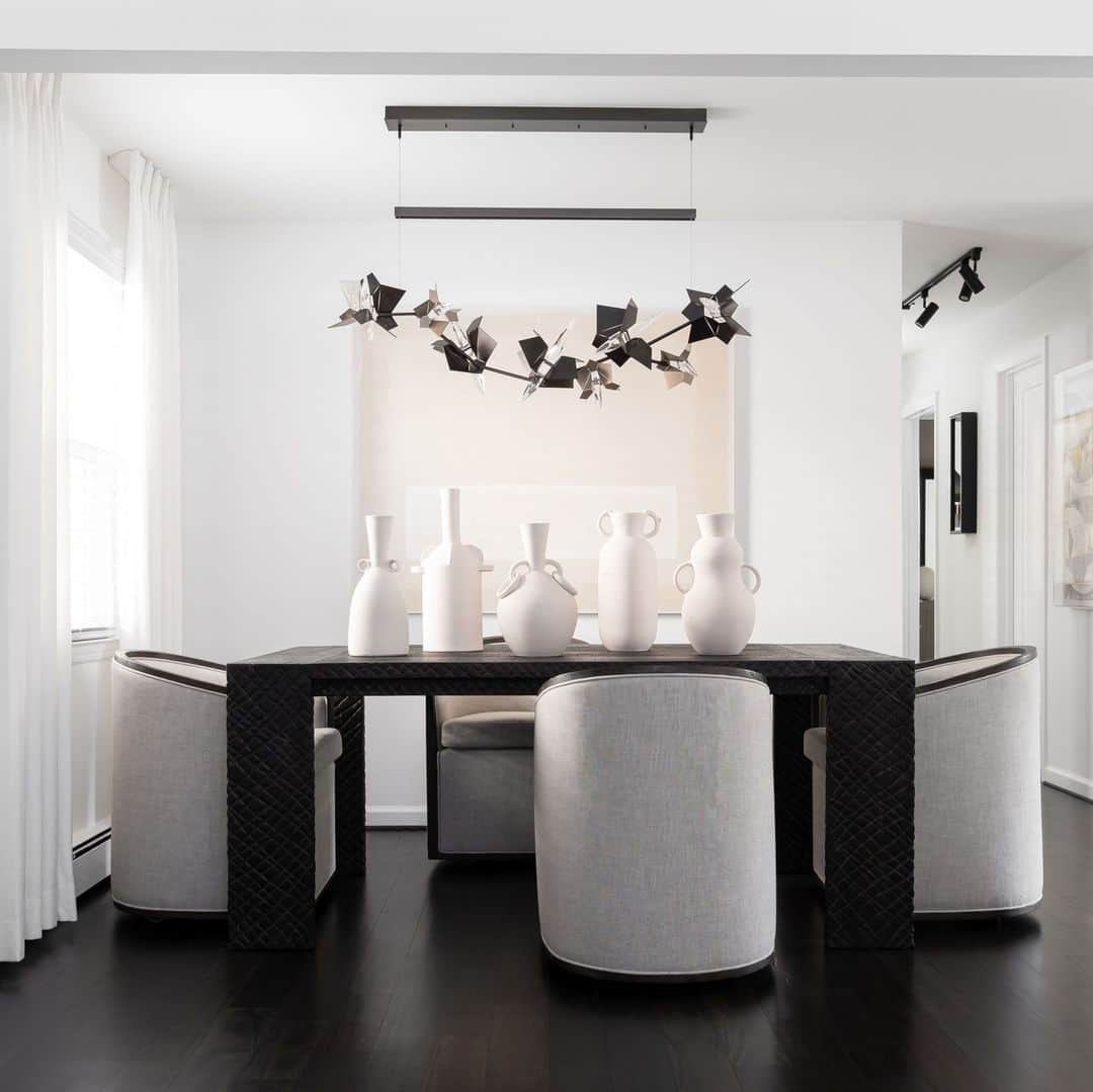 HGTVさんのインスタグラム写真 - (HGTVInstagram)「Designer Williams Martinez (@c_a_s_a_m_a_r_t_i_n_e_z) turned his late in-laws' traditional Staten Island home into a charismatic, artistic space that celebrates his husband's childhood memories, his own Venezuelan history AND the new story they're writing together ✨ ⁠ ⁠ It's a home overflowing with style and soul. You don't want to miss it. Swipe through ➡️ for a few of our favorite spaces, then, head to the 👉️ link in bio for before and the full tour. #HGTVDesign⁠ ⁠ Designed by: @c_a_s_a_m_a_r_t_i_n_e_z ⁠ 📸: @venjhaminreyes」9月26日 22時02分 - hgtv