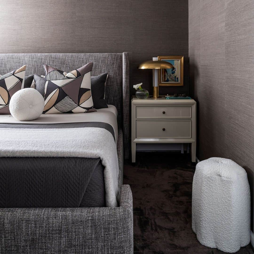 HGTVさんのインスタグラム写真 - (HGTVInstagram)「Designer Williams Martinez (@c_a_s_a_m_a_r_t_i_n_e_z) turned his late in-laws' traditional Staten Island home into a charismatic, artistic space that celebrates his husband's childhood memories, his own Venezuelan history AND the new story they're writing together ✨ ⁠ ⁠ It's a home overflowing with style and soul. You don't want to miss it. Swipe through ➡️ for a few of our favorite spaces, then, head to the 👉️ link in bio for before and the full tour. #HGTVDesign⁠ ⁠ Designed by: @c_a_s_a_m_a_r_t_i_n_e_z ⁠ 📸: @venjhaminreyes」9月26日 22時02分 - hgtv