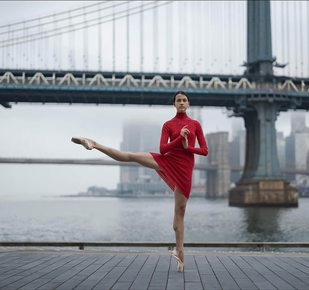 ballerina projectさんのインスタグラム写真 - (ballerina projectInstagram)「𝐑𝐞𝐦𝐲 𝐘𝐨𝐮𝐧𝐠 on the East River in New York City.   @remyyounggg #remyyoung #ballerinaproject #newyorkcity #eastriver #manhattanbridge #brooklynbridge #ballerina #ballet #dance   Ballerina Project 𝗹𝗮𝗿𝗴𝗲 𝗳𝗼𝗿𝗺𝗮𝘁 𝗹𝗶𝗺𝗶𝘁𝗲𝗱 𝗲𝗱𝘁𝗶𝗼𝗻 𝗽𝗿𝗶𝗻𝘁𝘀 and 𝗜𝗻𝘀𝘁𝗮𝘅 𝗰𝗼𝗹𝗹𝗲𝗰𝘁𝗶𝗼𝗻𝘀 on sale in our Etsy store. Link is located in our bio.  𝙎𝙪𝙗𝙨𝙘𝙧𝙞𝙗𝙚 to the 𝐁𝐚𝐥𝐥𝐞𝐫𝐢𝐧𝐚 𝐏𝐫𝐨𝐣𝐞𝐜𝐭 on Instagram to have access to exclusive and never seen before content. 🩰」9月26日 22時02分 - ballerinaproject_