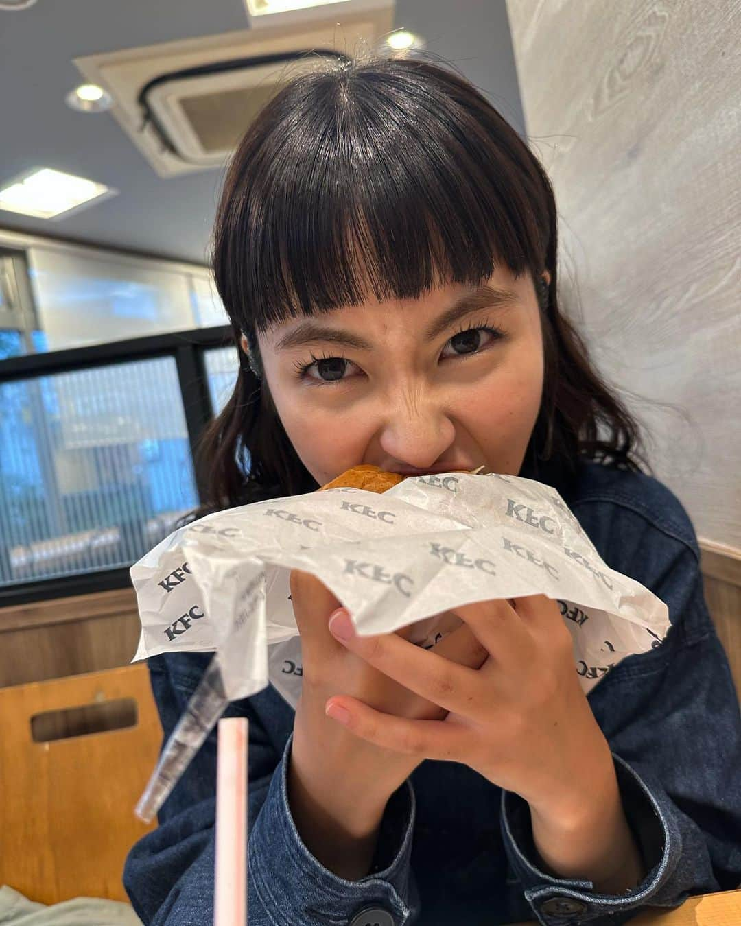 寺沢美玲さんのインスタグラム写真 - (寺沢美玲Instagram)「🍔  #オン眉#黒髪ロング#ブルージュ#ぱっつん#デニム#デニムコーデ」9月26日 21時56分 - mirei_sora