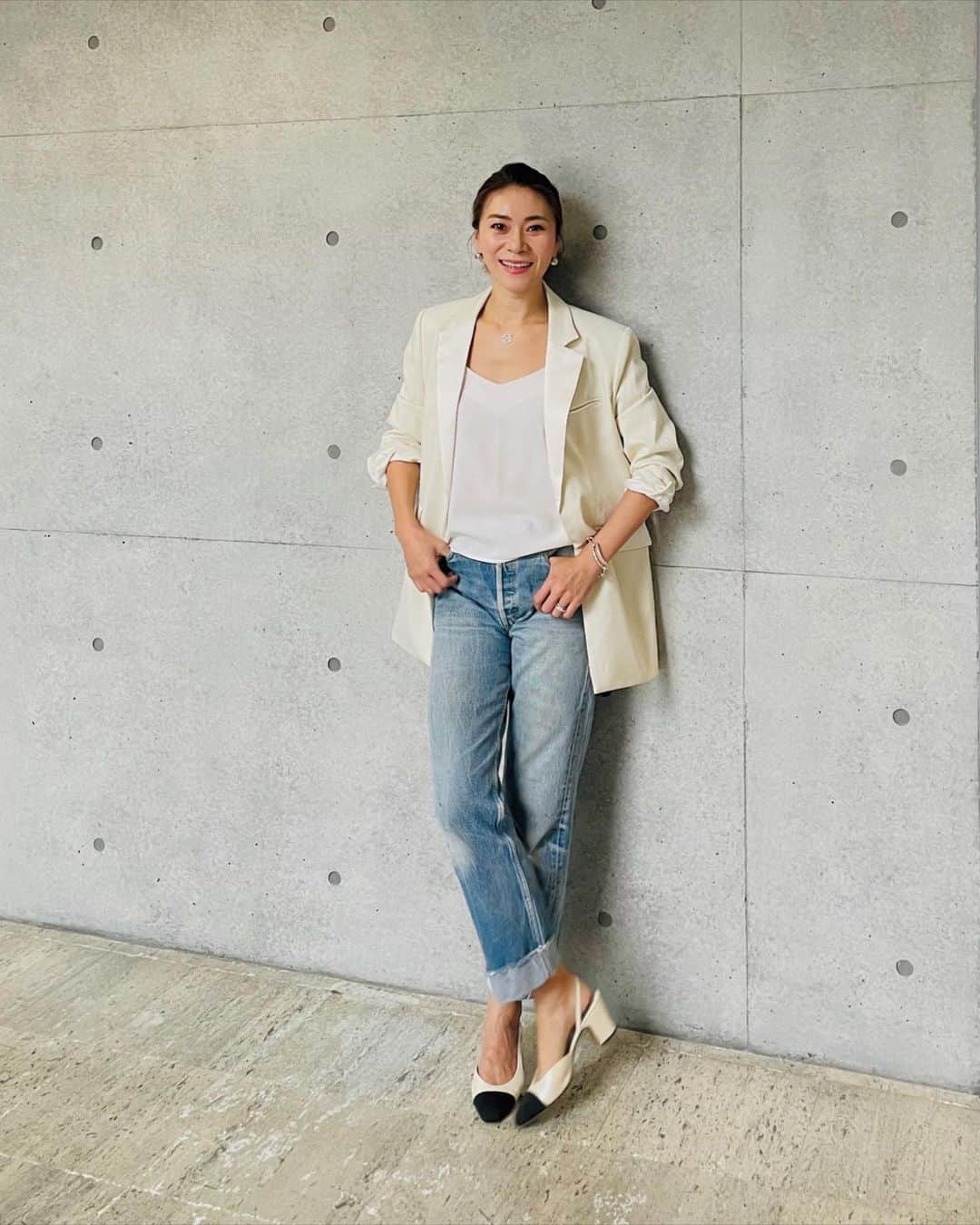 のインスタグラム：「・ 先日のチャリティーフリマにご来場くださりありがとうございました！  会場を貸してくれた @marikopr ちゃんのお陰で滞りなく開催できました。本当にありがとう。  ヘルプで入ってくださったまりちゃんのブランド @ye22_official_ のスタッフ坪山さんとチャリティーチョコのパティシエ ニーナちゃんにも感謝しています。最後まで協力してくてれ本当にありがとうございました。  朝から並んでくださったお客様にも心から感謝しています。  いただいた入場料とお買い上げいただいた商品の売上の一部を犬猫保護団体に寄付できるのは、お客様のお陰です。いつも身を削り身銭を切って葛藤しながら保護活動をしてくれている団体さんに寄付させていただきます。  寄付先は改めてInstagramでご報告させてください。  会場にいらしてくれた方からの寄付もお預かりしています。  ミュージカルの舞台に立つ夢を持つ高校生が出演した舞台の出演料を寄付してくれました。本当にありがとう。  自分でちゃんと稼いだ貴重な出演料を野犬たちの為にと寄付してくれた気持ちが本当に嬉しくて、子供達に恥じない自分でいたいと強く感じ、私の力になったよ。  だからこれからも私ができることを続けていかないと！  できることに大小はなく、やるかやらないかなだけだと思っています。  小さなことの積み上げが大きな力になること。 小さなことをしてくれる人たちが集まれば大きなことになること。  これは、真実だと思います。 そして何より行動に移すこと。 どんなに大きな偉業も始めの小さな一歩がなければそこには到達しない。  だから小さな一歩の偉大さを感じています。 小さな一歩が1番大きい！！  私1人ではチャリティーフリマはできない。 賛同してくれる仲間がいて、共感して来場くださる方がいて成り立っています。  だから、私たちメンバーとお客様は同じなんです。 同志だと思っています。  また同じメンバーでチャリティーフリマを開催したいと思っているので、引き続き応援よろしくお願い申し上げます！  最後に今回もチャリティーフリマに快く賛同してくれたメンバーの皆んなへ！  今回も皆んなで協力しあい、それぞれができることを率先して行動してくれて本当にありがとう。  細かな備品がなければ何も言わずとも持ってきてくれたり、買いに走ってくれたり、皆んなの服をスチームしてくれたり、私がものもらいになったと言えば目薬まで持ってきてくたり。  自分の準備だけじゃなく、皆んなが皆んなのことを助け合っている姿を見せてくれて、こんなメンバーが集まったことを奇跡みたいに感じてる。  足りないことは補いあえばいい。 この言葉を正に体現してくれるメンバーで嬉しい。本当に。  私たち、会社にしたらめちゃくちゃ強いと思ったよ😂❤️  大好きです。 支えてくれてありがとう。  @marikopr  @minami.fukamoto  @nozomi_____.s  @sayurikubota  @peekanpooo  @junkosuzuki  @wakamarro11  @kasai_mayumi_  @kame_kyo  @offen_gallery  @hoippo.love   フリマでの衣装は再オーダーがスタートした @o0u_official とのコラボJK。  会場で試着くださった方がオーダーしてくれて嬉しかったなー！ 絶対入らないわ！って言っていたフォロワーさんが、「あ、入った。あ、素敵！」って言ってくれてガッツポーズしたよね😂❤️ ・ #チャリティーフリマ #保護犬 #保護猫 #保護犬を家族に  #保護猫を家族に  #犬猫チャリティーフリマ」