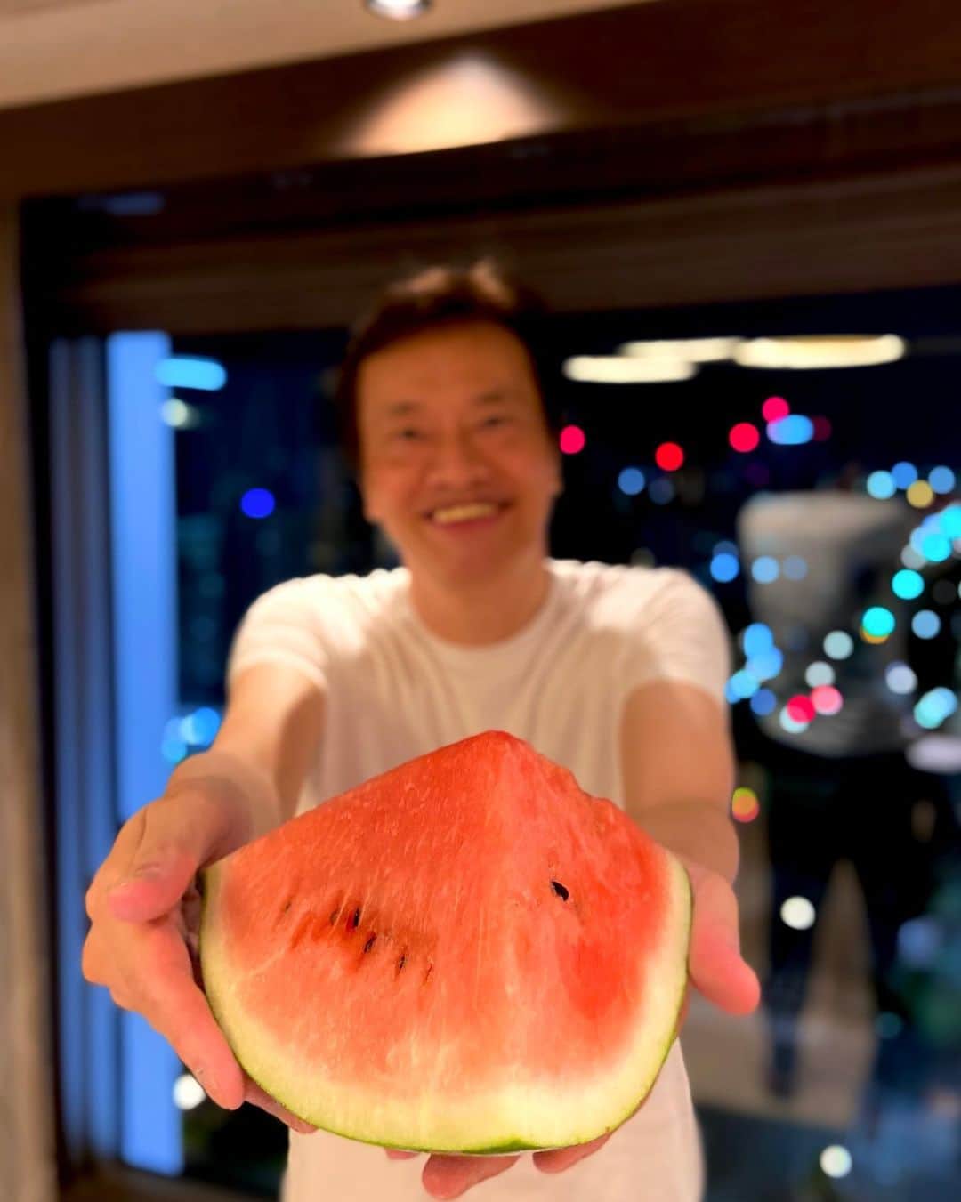 遠藤憲一のインスタグラム：「今年はもう会えないと思ってたら、 旅先で出会いました🍉🙌  お皿が無いのでコップに乗せて大切にいただきます🍉」