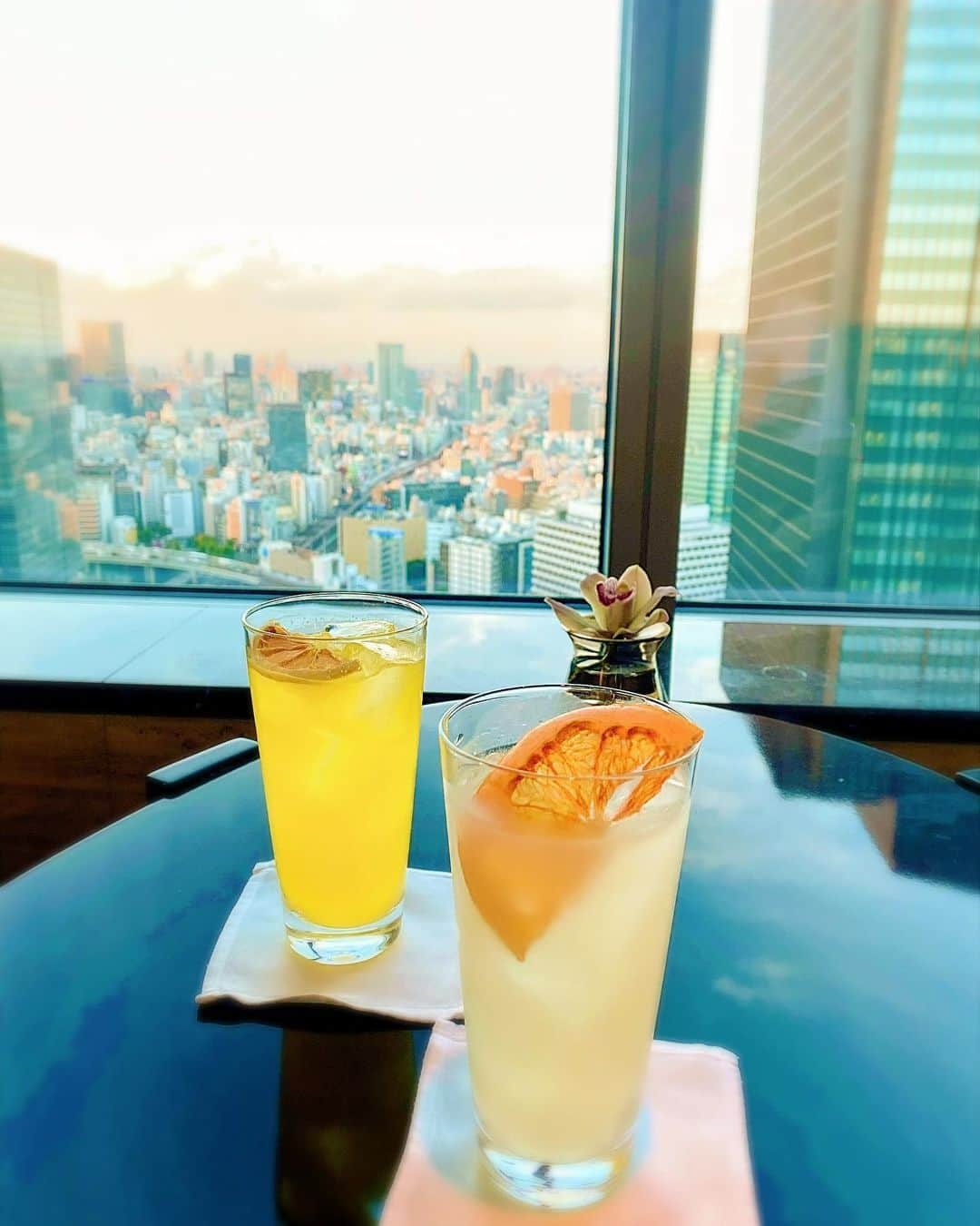 月中秋実のインスタグラム：「・ ・ 🍹💗 ・ #シャングリラホテル東京」