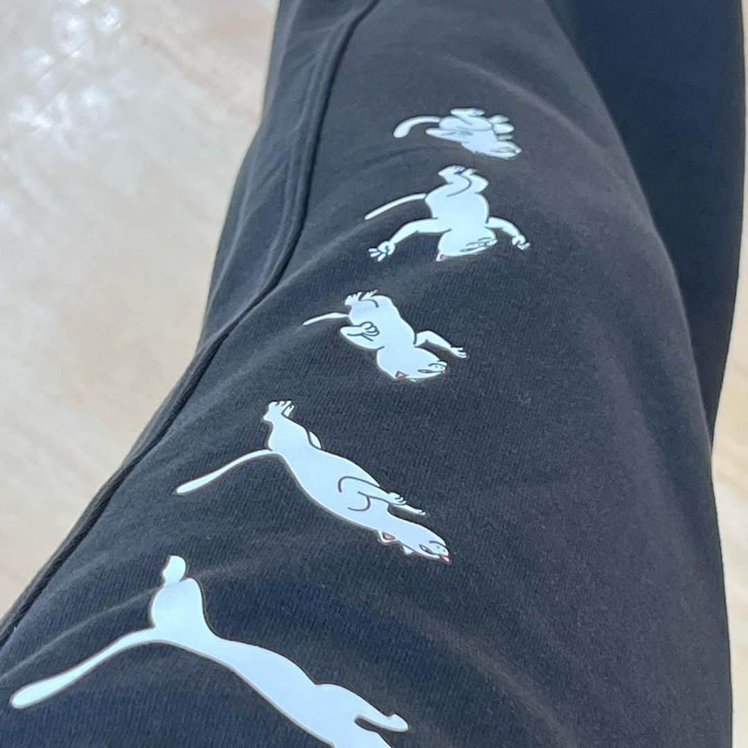 里菜さんのインスタグラム写真 - (里菜Instagram)「PUMA×RIPNDIPコラボのスウェットを買っちゃった〜🐈‍⬛ 可愛すぎるう♡」9月26日 21時59分 - rina_crownpop