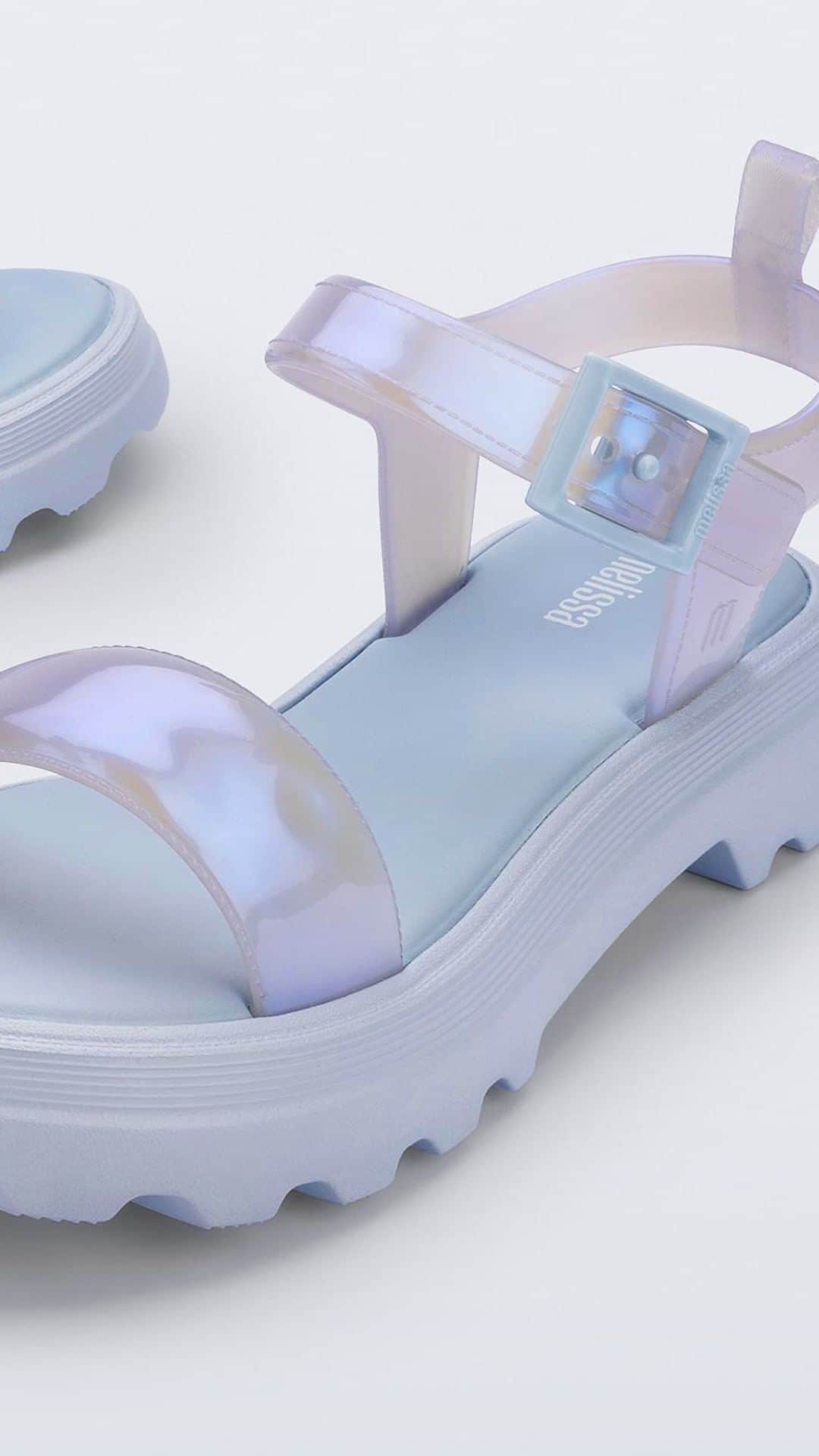 メリッサのインスタグラム：「Alô, alô, M-Lovers fãs de lançamento, esse post é para vocês! ✨ A #MelissaTownSandal mandou avisar que ela já está disponível em quatro cores na loja virtual. Clica no link da bio e vem conferir! ✌」