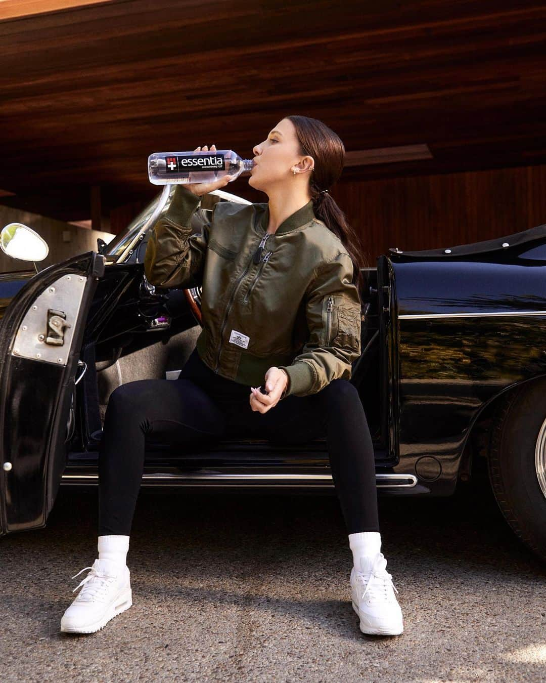 ミリー・ボビー・ブラウンさんのインスタグラム写真 - (ミリー・ボビー・ブラウンInstagram)「Ambition never sleeps, and neither does @essentiawater #OverachievingH2O 💧 In the comments below, tell me one thing you’re going to accomplish before the end of 2023 ⬇️ Stay hydrated! ❤️🖤 #EssentiaPartner」9月26日 22時00分 - milliebobbybrown