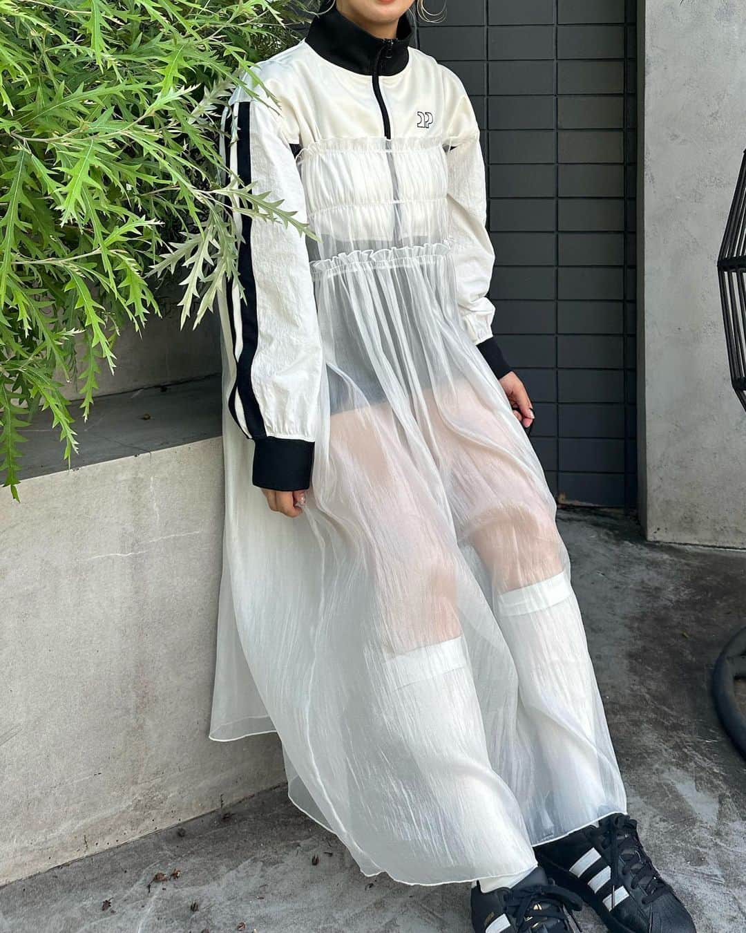 ARISAさんのインスタグラム写真 - (ARISAInstagram)「ㅤㅤㅤㅤㅤㅤㅤㅤㅤㅤㅤㅤㅤ ㅤㅤㅤㅤㅤㅤㅤㅤㅤㅤㅤㅤㅤ 大人気のトラックジャケットは 上からキャミワンピ重ねるのが 今年の気分ー🐺！ ㅤㅤㅤㅤㅤㅤㅤㅤㅤㅤㅤㅤㅤ 涼しくなって 重ね着できる嬉しい💘 ㅤㅤㅤㅤㅤㅤㅤㅤㅤㅤㅤㅤㅤ ㅤㅤㅤㅤㅤㅤㅤㅤㅤㅤㅤㅤㅤ ㅤㅤㅤㅤㅤㅤㅤㅤㅤㅤㅤㅤㅤ ㅤㅤㅤㅤㅤㅤㅤㅤㅤㅤㅤㅤㅤ#チャオパニック#チャオコーデ #チャオ #ciaopanic #トラックジャケット#トラック#ジャージ#ジャージコーデ#アディダス#アディダスオリジナルス #adidas #adidasoriginals #superstar #スーパースター」9月26日 22時00分 - ari33_