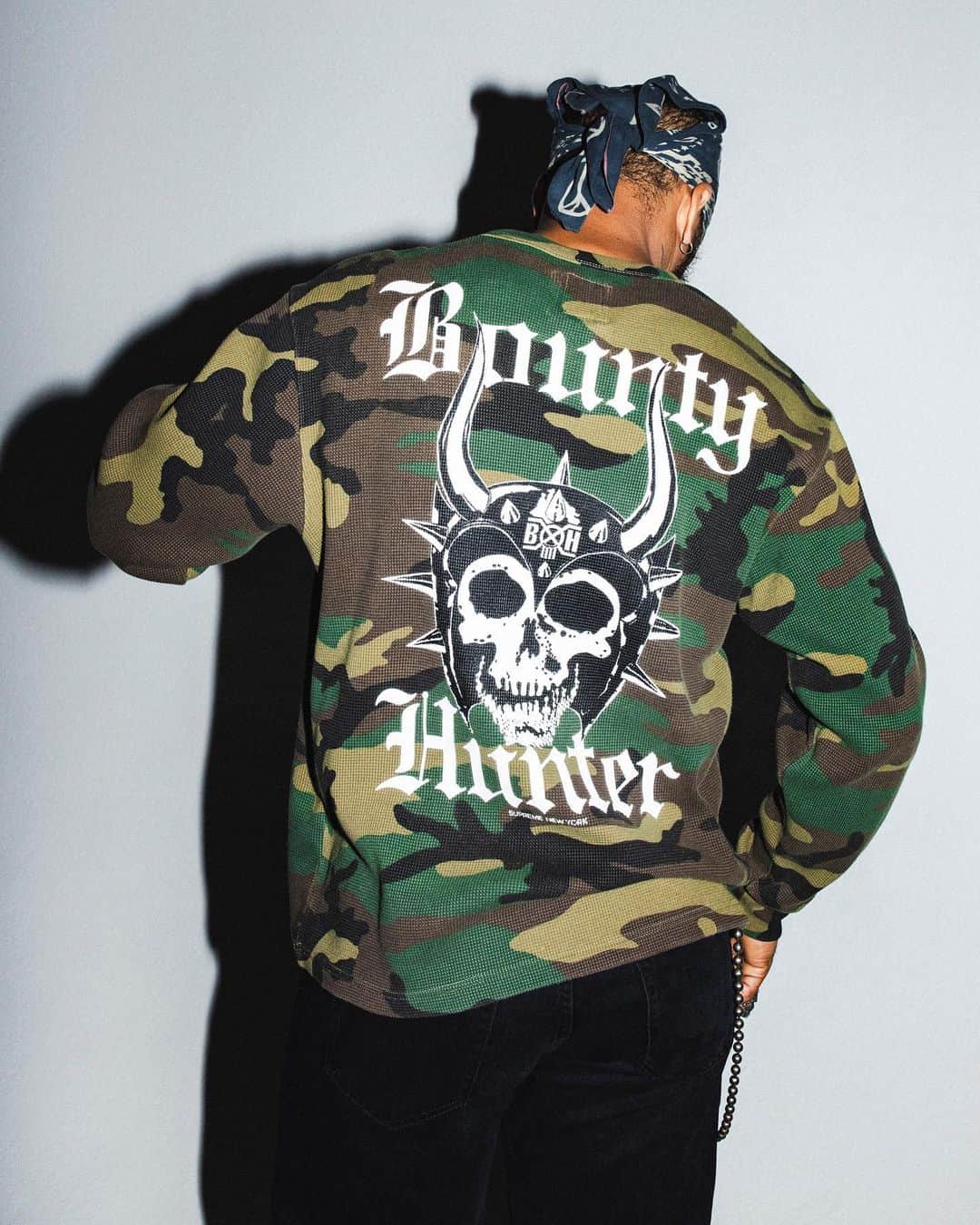 シュプリームさんのインスタグラム写真 - (シュプリームInstagram)「Supreme®/Bounty Hunter®. 09/28/2023  Bounty Hunter is a Japanese clothing and toy brand established in Tokyo by Hikaru Iwanaga in 1995. Iwanaga was born in 1968 in Sasebo, Nagasaki, where his mother worked at a Navy base. Japan experienced a profound cultural shift following WWII, which saw an influx of American consumer products and popular media. "I feel that because my mother worked within this American world, there was an Americanized aspect to the way she raised me,” Iwanaga has said. Consequently, he developed an interest in American toys and visual culture – ranging from G.I. Joe to Disney, Frankenberry to Star Wars.   Iwanaga later enrolled at the storied Tokyo Bunka Fashion College, where he met UNDERCOVER’s Jun Takahashi. Iwanaga found himself at the nexus of the emergent Ura-Hara scene, a small network of Harajuku backstreets that became an epicenter of Toyko’s youth movement of the 1990s. The neighborhood brought together hip-hop and punk-inflected street fashion, globally informed by Hiroshi Fujiwara’s cult column The Last Orgy. Ura-Hara notably gave rise to A Bathing Ape, NEIGHBORHOOD and WTAPS – yet Bounty Hunter stood out for its early emphasis on unconventional toys.   “When I first held a toy, [I thought] ‘Woah!’ It was so cool! When I first heard punk, the Sex Pistols, their look… These feelings were exactly the same,” Iwanaga explained. In the late 1990s, Bounty Hunter developed KID HUNTER and SKULL-KUN characters – distinctive figures recalling the American toys of Iwanaga’s youth, boldly reimagined with irreverent punk twists Bounty Hunter lays claim to creating the first ever designer toys, and consequently, has transformed the way toys are developed, produced, and collected today.   Supreme has worked with Bounty Hunter on a new collection for fall 2023. The collection consists of a Varsity Jacket, Bomber Jacket, Sweater, L/S Shirt, Jersey, Thermal, Hooded Sweatshirt, Jean, two T-Shirts, 5-Panel, Beanie, Backpack, Ring and SKULL-KUN Figure.   Available September 28th.   Available in Japan and Seoul September 30th.」9月26日 22時00分 - supremenewyork
