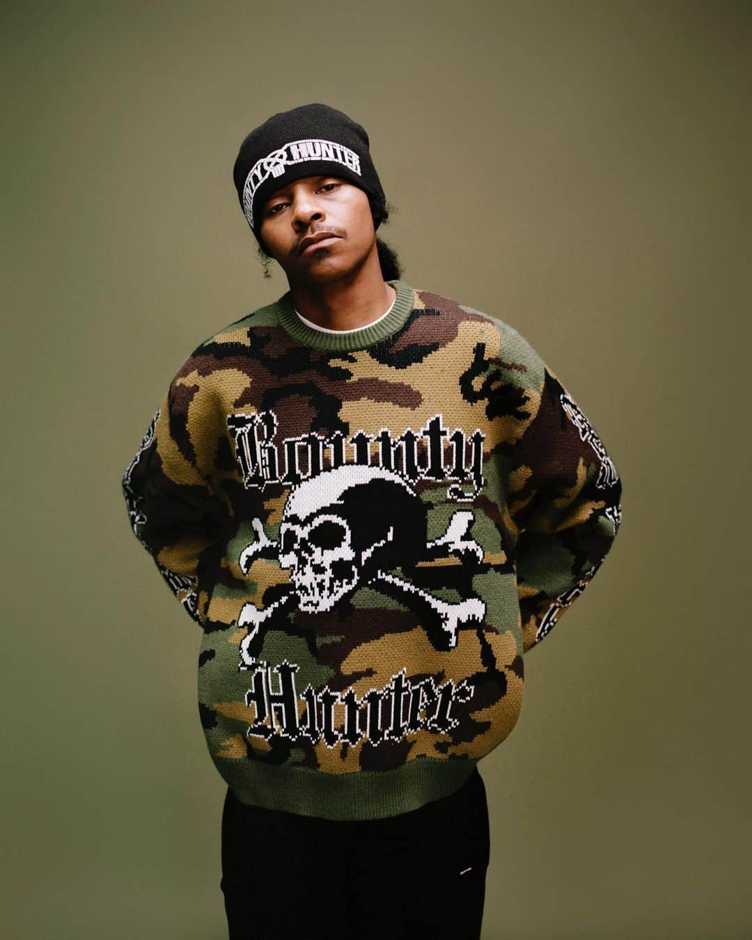 シュプリームのインスタグラム：「Supreme®/Bounty Hunter®. 09/28/2023  Bounty Hunter is a Japanese clothing and toy brand established in Tokyo by Hikaru Iwanaga in 1995. Iwanaga was born in 1968 in Sasebo, Nagasaki, where his mother worked at a Navy base. Japan experienced a profound cultural shift following WWII, which saw an influx of American consumer products and popular media. "I feel that because my mother worked within this American world, there was an Americanized aspect to the way she raised me,” Iwanaga has said. Consequently, he developed an interest in American toys and visual culture – ranging from G.I. Joe to Disney, Frankenberry to Star Wars.   Iwanaga later enrolled at the storied Tokyo Bunka Fashion College, where he met UNDERCOVER’s Jun Takahashi. Iwanaga found himself at the nexus of the emergent Ura-Hara scene, a small network of Harajuku backstreets that became an epicenter of Toyko’s youth movement of the 1990s. The neighborhood brought together hip-hop and punk-inflected street fashion, globally informed by Hiroshi Fujiwara’s cult column The Last Orgy. Ura-Hara notably gave rise to A Bathing Ape, NEIGHBORHOOD and WTAPS – yet Bounty Hunter stood out for its early emphasis on unconventional toys.   “When I first held a toy, [I thought] ‘Woah!’ It was so cool! When I first heard punk, the Sex Pistols, their look… These feelings were exactly the same,” Iwanaga explained. In the late 1990s, Bounty Hunter developed KID HUNTER and SKULL-KUN characters – distinctive figures recalling the American toys of Iwanaga’s youth, boldly reimagined with irreverent punk twists Bounty Hunter lays claim to creating the first ever designer toys, and consequently, has transformed the way toys are developed, produced, and collected today.   Supreme has worked with Bounty Hunter on a new collection for fall 2023. The collection consists of a Varsity Jacket, Bomber Jacket, Sweater, L/S Shirt, Jersey, Thermal, Hooded Sweatshirt, Jean, two T-Shirts, 5-Panel, Beanie, Backpack, Ring and SKULL-KUN Figure.   Available September 28th.   Available in Japan and Seoul September 30th.」