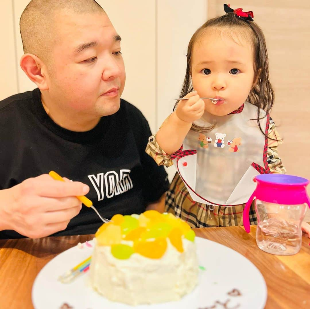 内山信二さんのインスタグラム写真 - (内山信二Instagram)「happy birthday42th 内山家長男のお誕生日🥳 お仕事忙しい中でも 家族を大切にしてくれる優しいパパ山さん これからも 健康第一！長生きしてね！ 愛してるよ😍😍 . #9月25日 #誕生日 #あの内山くんが #42歳になりました  #娘より手がかかる #モンスター長男 #娘作ケーキ #幸せだね #内山信二 #琴 #絃」9月26日 20時34分 - meetbowl2929