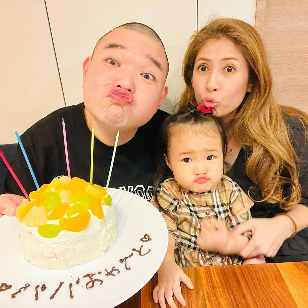 内山信二さんのインスタグラム写真 - (内山信二Instagram)「happy birthday42th 内山家長男のお誕生日🥳 お仕事忙しい中でも 家族を大切にしてくれる優しいパパ山さん これからも 健康第一！長生きしてね！ 愛してるよ😍😍 . #9月25日 #誕生日 #あの内山くんが #42歳になりました  #娘より手がかかる #モンスター長男 #娘作ケーキ #幸せだね #内山信二 #琴 #絃」9月26日 20時34分 - meetbowl2929