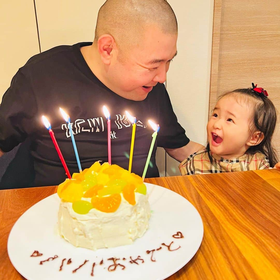 内山信二さんのインスタグラム写真 - (内山信二Instagram)「happy birthday42th 内山家長男のお誕生日🥳 お仕事忙しい中でも 家族を大切にしてくれる優しいパパ山さん これからも 健康第一！長生きしてね！ 愛してるよ😍😍 . #9月25日 #誕生日 #あの内山くんが #42歳になりました  #娘より手がかかる #モンスター長男 #娘作ケーキ #幸せだね #内山信二 #琴 #絃」9月26日 20時34分 - meetbowl2929