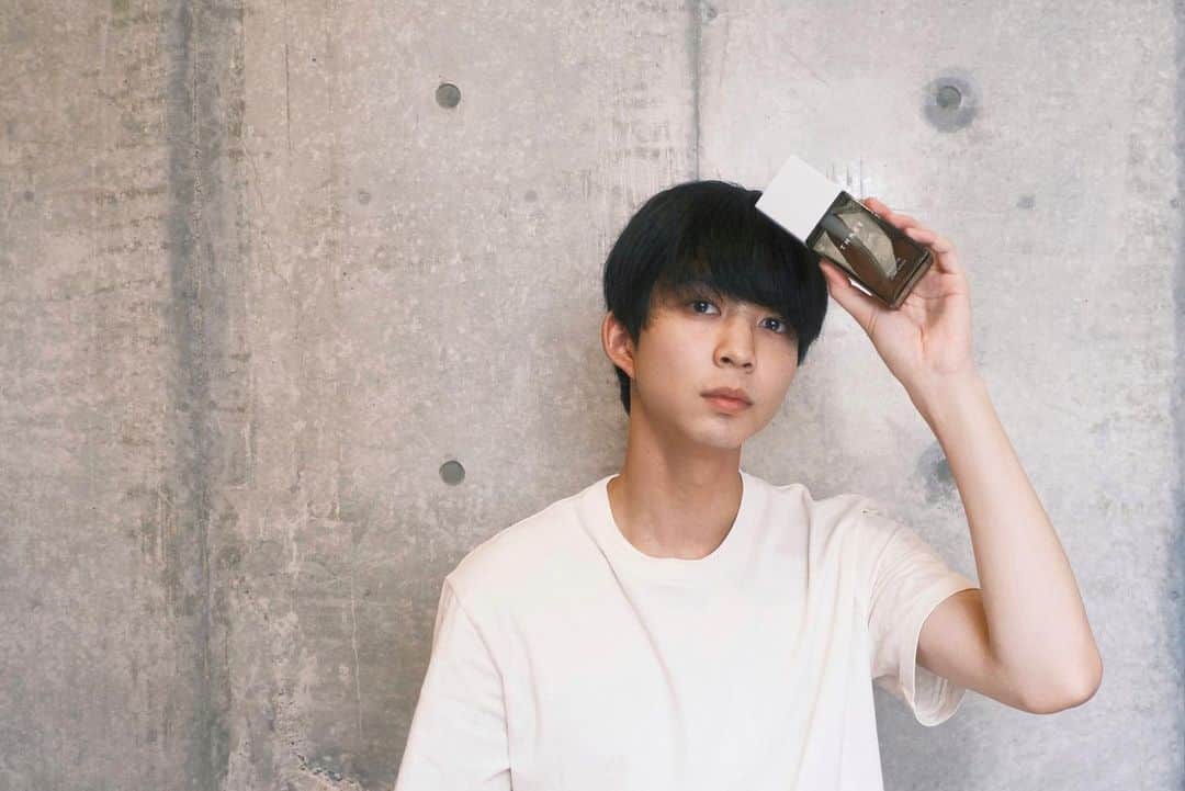 鈴木仁さんのインスタグラム写真 - (鈴木仁Instagram)「.  @threecosmetics​  @mensnonnojp   天然精油のグリーンハーバルな香りで心地よくスキンケア。 自然の恵みを科学で活かしたナチュラルなのに 確かな肌効果。  #PR  #threecosmetics​  #mensnonno  #BalancingStem​  #バランシングステム​  #THREEBALANCING​​」9月26日 20時27分 - jin_suzuki_722