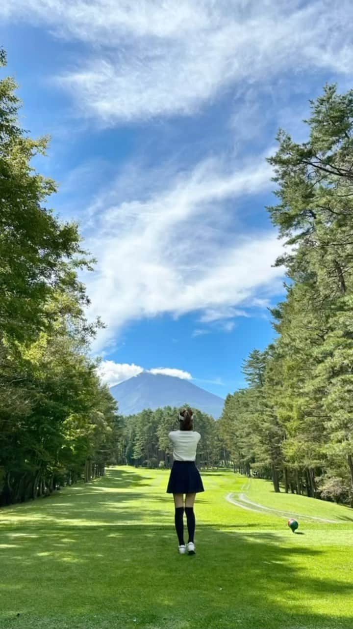 KAORI.OMURA 大村香織のインスタグラム：「富士山🗻を見ながらラウンド⛳️  初めて行った河口湖カントリークラブ クラブハウスが可愛くて😍  しかしコースは難しかった🥹  グリーンが、もう大変☜語彙力😂  そっちに向かって打つの？が普通だったり。笑  富士山の位置を確認しないで 打ってしまったパターは後悔した…💦😂  ドライバーは飛んでる‼️って 褒めていただけた、今日のスコアは119。笑  いつもの楽しいメンバーでのラウンドでした⛳️  #ゴルフ場 #ゴルフが好き #エンジョイゴルフ #ゴルフ女子 #河口湖カントリークラブ #golf#ゴルフ#モノトーンコーデ #富士山」