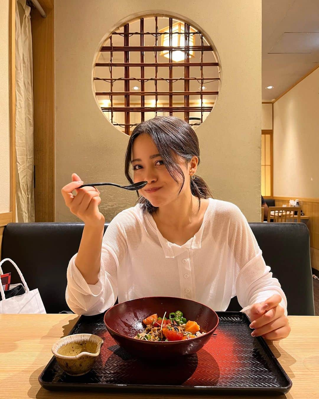 サラ・コールディのインスタグラム：「本日のコールディ👩🏻 大戸屋大好き人間なのなの👩🏻🍚 髪くくってラーメンでも食べるんか？ってくらいの勢いでサーモンとアボカドのばくだん丼を食べました。(いやん///ヘルシー///)(?) 最後の写真はサービスです。 決して大戸屋中毒になってる顔ではありません。」