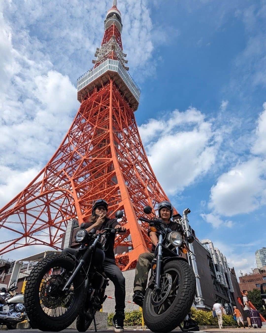 青木優也のインスタグラム：「めちゃくちゃに休日を満喫しました🏍🍜♨️🗽  #東京タワー僕とマオさんとがっつりバイク旅 #休日」