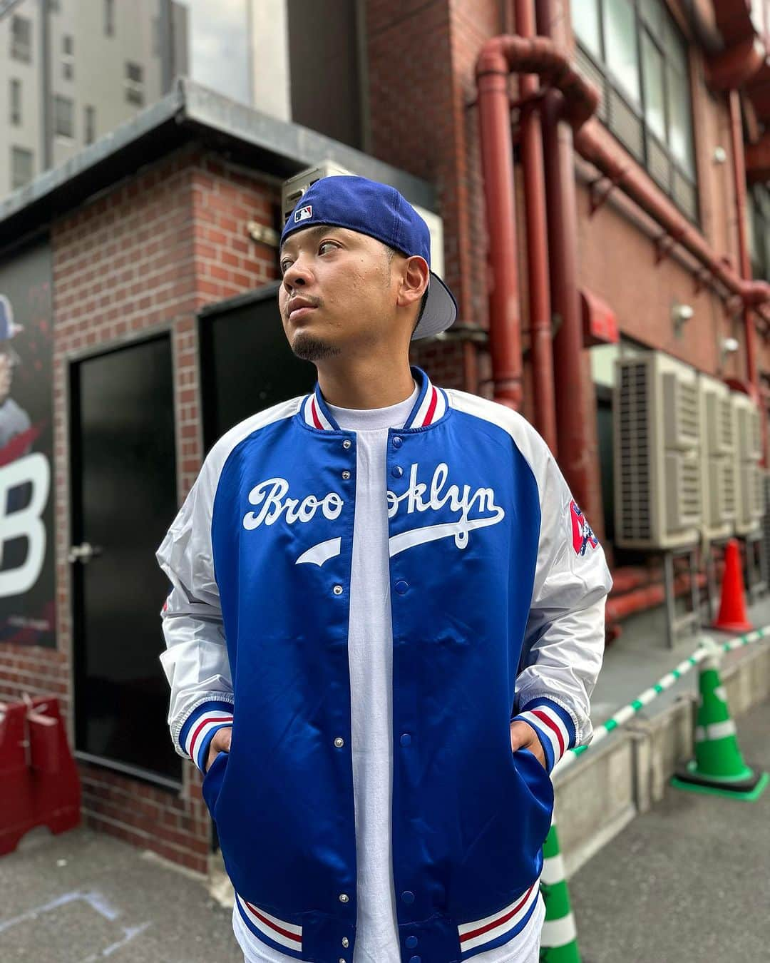 GROW AROUNDさんのインスタグラム写真 - (GROW AROUNDInstagram)「#growaroundnewarrivals  MITCHELL & NESS  LEGENDS SATIN JACKET & HOODY アフリカン アメリカン初のメジャー選手として数々の偉業をもつJACKIE ROBINSONを讃えたアイテムになっています。 彼の背番号である#42 は全球団の永久欠番になっています。」9月26日 20時28分 - growaround