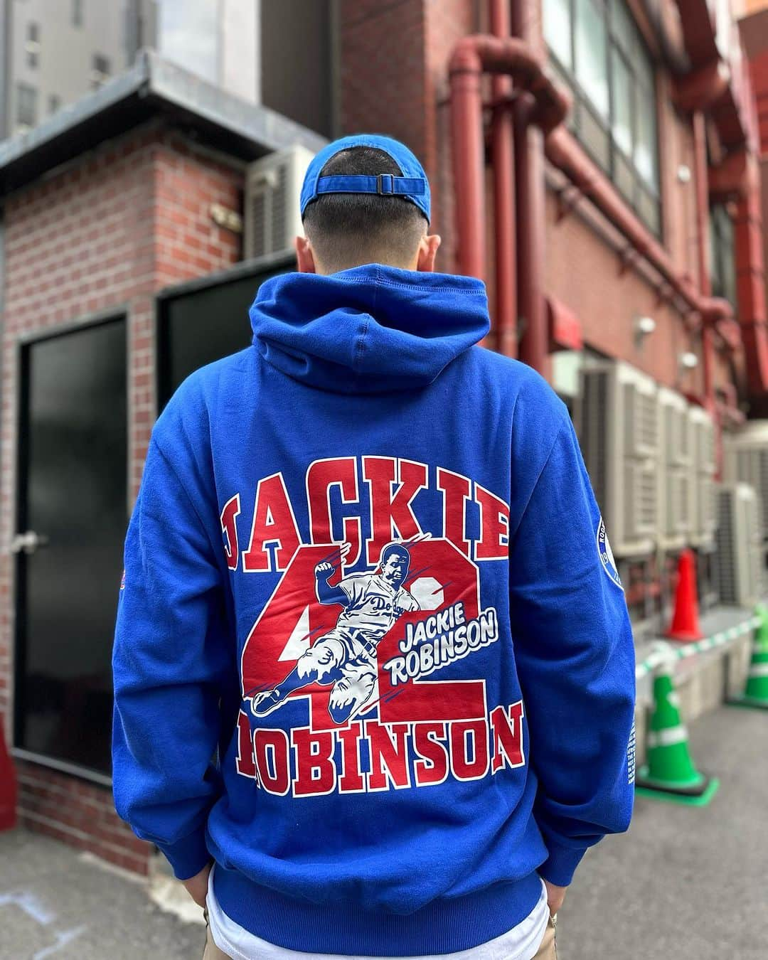 GROW AROUNDさんのインスタグラム写真 - (GROW AROUNDInstagram)「#growaroundnewarrivals  MITCHELL & NESS  LEGENDS SATIN JACKET & HOODY アフリカン アメリカン初のメジャー選手として数々の偉業をもつJACKIE ROBINSONを讃えたアイテムになっています。 彼の背番号である#42 は全球団の永久欠番になっています。」9月26日 20時28分 - growaround