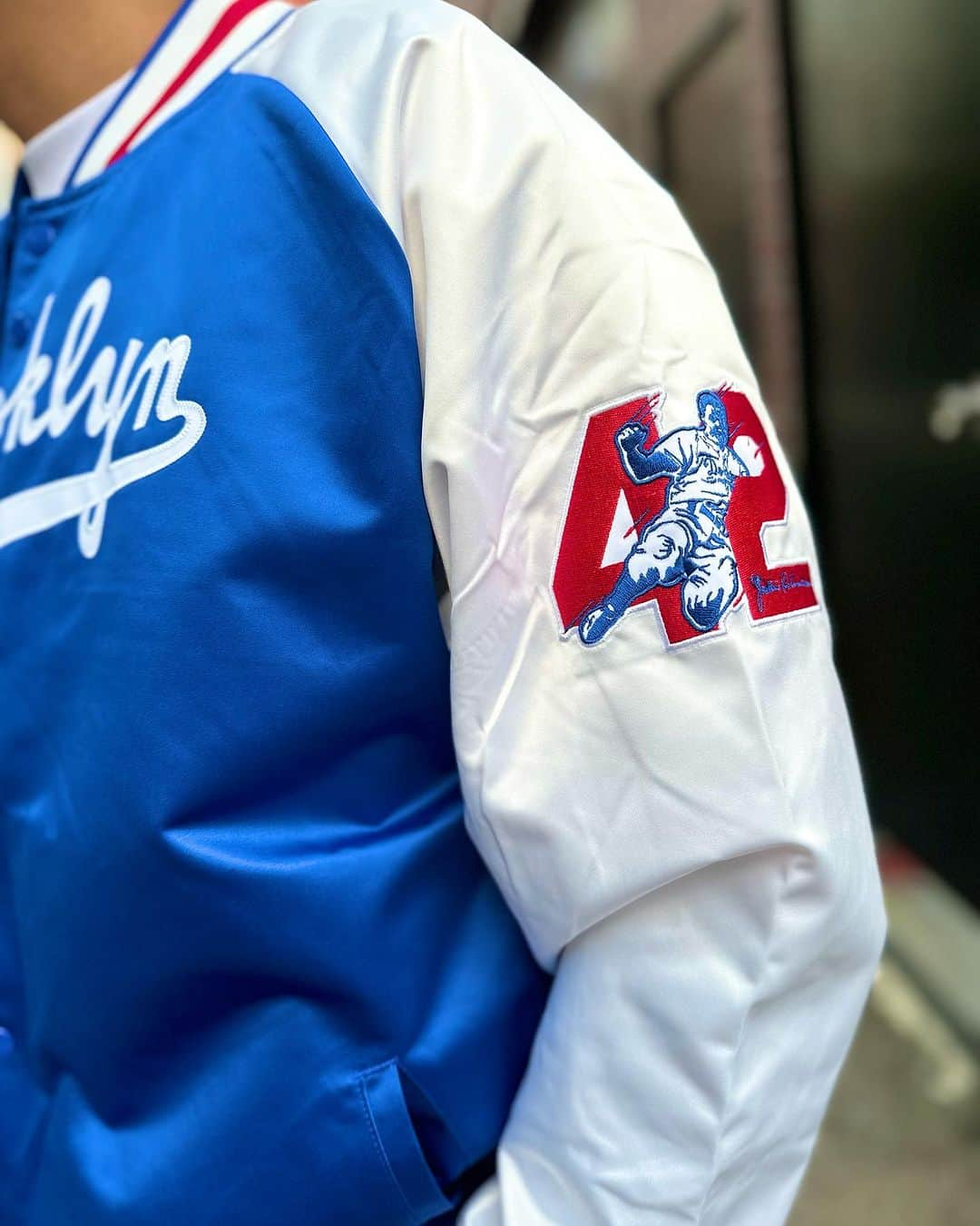 GROW AROUNDさんのインスタグラム写真 - (GROW AROUNDInstagram)「#growaroundnewarrivals  MITCHELL & NESS  LEGENDS SATIN JACKET & HOODY アフリカン アメリカン初のメジャー選手として数々の偉業をもつJACKIE ROBINSONを讃えたアイテムになっています。 彼の背番号である#42 は全球団の永久欠番になっています。」9月26日 20時28分 - growaround