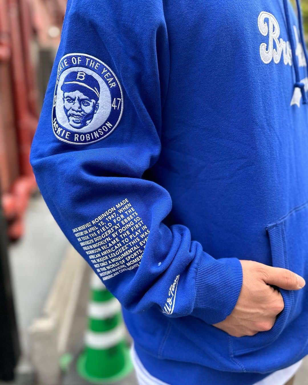 GROW AROUNDさんのインスタグラム写真 - (GROW AROUNDInstagram)「#growaroundnewarrivals  MITCHELL & NESS  LEGENDS SATIN JACKET & HOODY アフリカン アメリカン初のメジャー選手として数々の偉業をもつJACKIE ROBINSONを讃えたアイテムになっています。 彼の背番号である#42 は全球団の永久欠番になっています。」9月26日 20時28分 - growaround