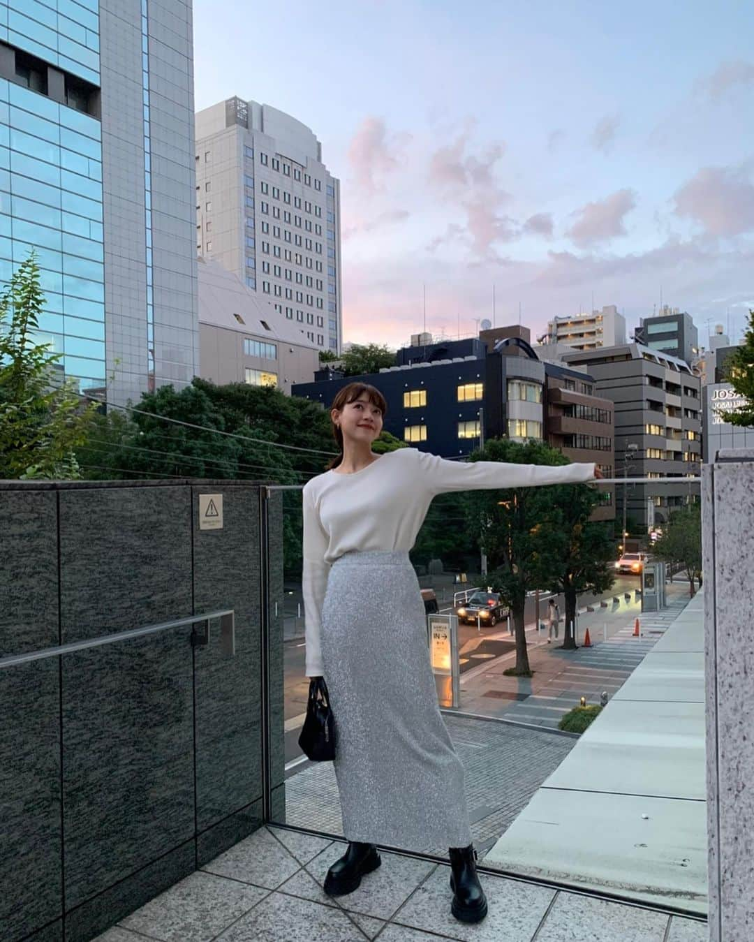 前坂美結さんのインスタグラム写真 - (前坂美結Instagram)「🌆✨　  夕焼けをバックに🧡　  ここ数日雨だったから、久々の夕焼けが嬉しくて 夕日が沈むまで外にいたら見事に蚊にさされた🥹💫　  . コーデ詳細↓  トップス @manof_official  シンプルだけど背中がちょっと空いてて、程よく肌見せできるのが可愛い♡秋の肌見せ🍂 生地も気持ちよくて高見えだし、あと袖が長いのも好きなポイント🤍  スカート @searoomlynn_official  もう既に何回履いているだろうか… 今季挑戦中の可愛い可愛いギラギラシリーズ🪩♡ ラメでも着回し抜群だからかなりおすすめ🫶買って良かった！ .  やっとでちょっと秋らしくなってきたよね🍠 クーラーじゃなくて外の風が部屋に入ってきて心地良いの、念願だったの😮‍💨  #秋コーデ  #夕焼け　 #🧡」9月26日 20時29分 - miyumaesaka