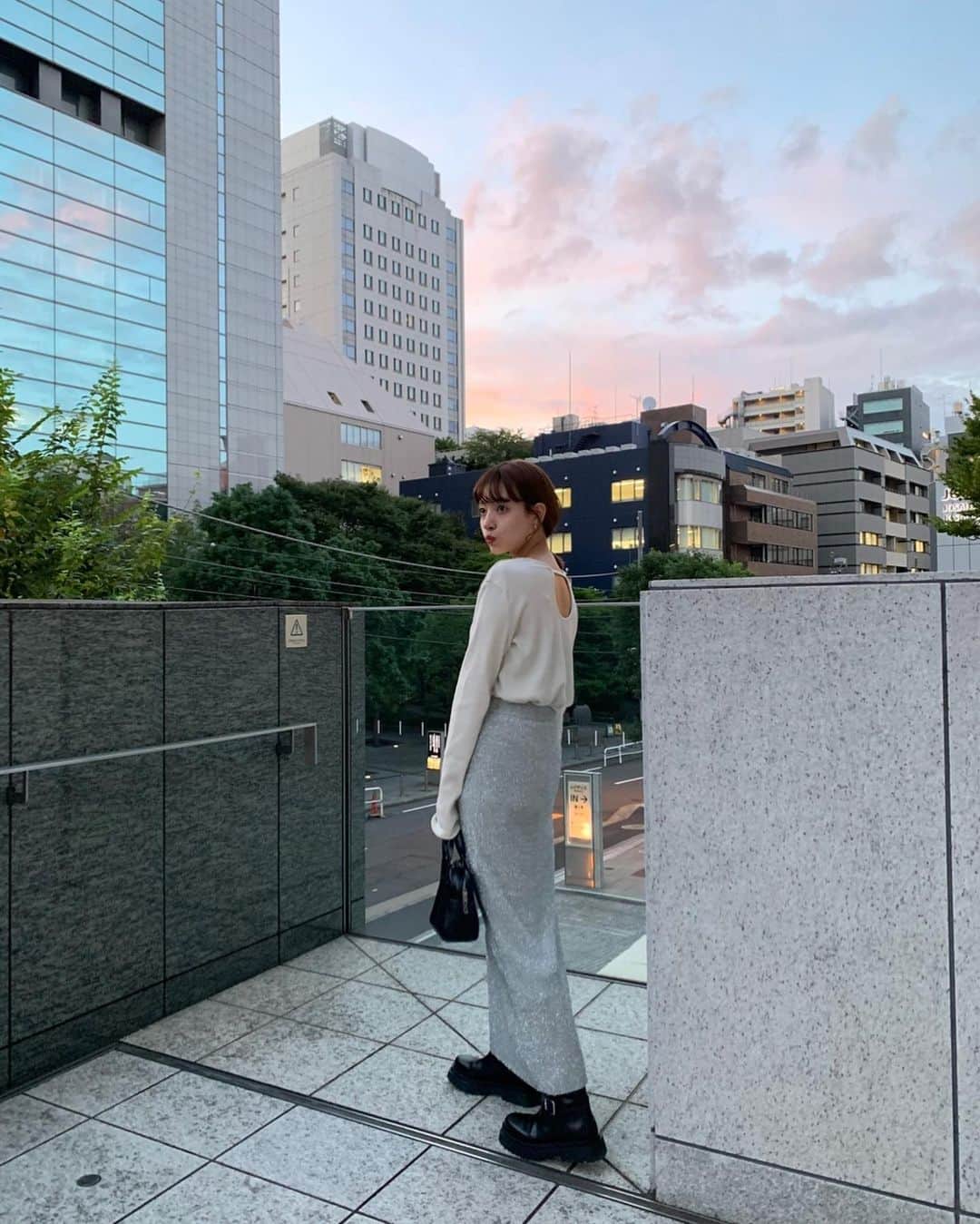 前坂美結さんのインスタグラム写真 - (前坂美結Instagram)「🌆✨　  夕焼けをバックに🧡　  ここ数日雨だったから、久々の夕焼けが嬉しくて 夕日が沈むまで外にいたら見事に蚊にさされた🥹💫　  . コーデ詳細↓  トップス @manof_official  シンプルだけど背中がちょっと空いてて、程よく肌見せできるのが可愛い♡秋の肌見せ🍂 生地も気持ちよくて高見えだし、あと袖が長いのも好きなポイント🤍  スカート @searoomlynn_official  もう既に何回履いているだろうか… 今季挑戦中の可愛い可愛いギラギラシリーズ🪩♡ ラメでも着回し抜群だからかなりおすすめ🫶買って良かった！ .  やっとでちょっと秋らしくなってきたよね🍠 クーラーじゃなくて外の風が部屋に入ってきて心地良いの、念願だったの😮‍💨  #秋コーデ  #夕焼け　 #🧡」9月26日 20時29分 - miyumaesaka