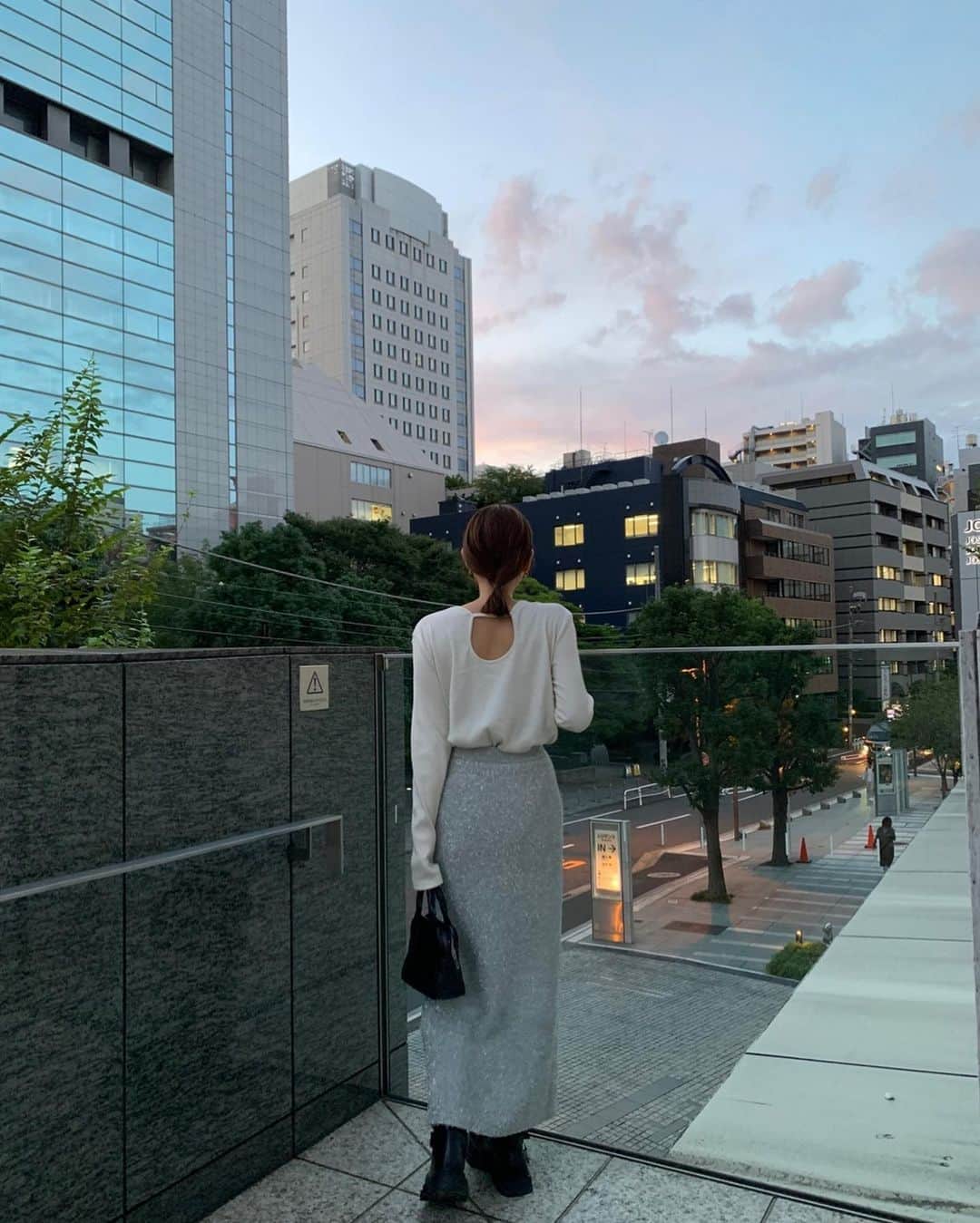 前坂美結さんのインスタグラム写真 - (前坂美結Instagram)「🌆✨　  夕焼けをバックに🧡　  ここ数日雨だったから、久々の夕焼けが嬉しくて 夕日が沈むまで外にいたら見事に蚊にさされた🥹💫　  . コーデ詳細↓  トップス @manof_official  シンプルだけど背中がちょっと空いてて、程よく肌見せできるのが可愛い♡秋の肌見せ🍂 生地も気持ちよくて高見えだし、あと袖が長いのも好きなポイント🤍  スカート @searoomlynn_official  もう既に何回履いているだろうか… 今季挑戦中の可愛い可愛いギラギラシリーズ🪩♡ ラメでも着回し抜群だからかなりおすすめ🫶買って良かった！ .  やっとでちょっと秋らしくなってきたよね🍠 クーラーじゃなくて外の風が部屋に入ってきて心地良いの、念願だったの😮‍💨  #秋コーデ  #夕焼け　 #🧡」9月26日 20時29分 - miyumaesaka