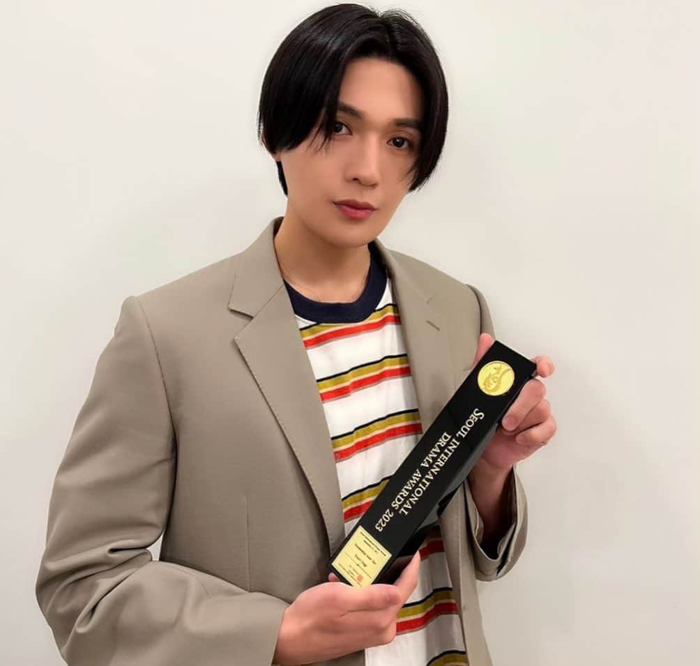 のインスタグラム：「・ こちらの方には載せてなかったので 改めまして Seoul International Drama Awards 2023 アジアスター賞2年連続受賞させていただきました。  関係者の皆様 そして応援してくださる方々に 支えていただけるからこそ このような名誉ある賞をいただけだと思っています！  いつも本当に応援してくださり 愛を形にしてくださりありがとうございます（ ; ; ）  これからも一生懸命自分らしく 頑張っていきます☺️」