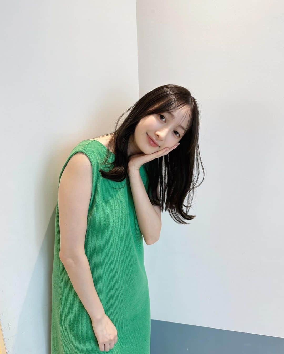 團遥香のインスタグラム：「髪を切って カラーも暗めに☺️気分転換っ そろそろ秋服着ましょうかねぇ。 お散歩しても気持ちいい気温で幸せ🫶🏻  Thank you💛  @sayuri.loness 💇‍♀️」