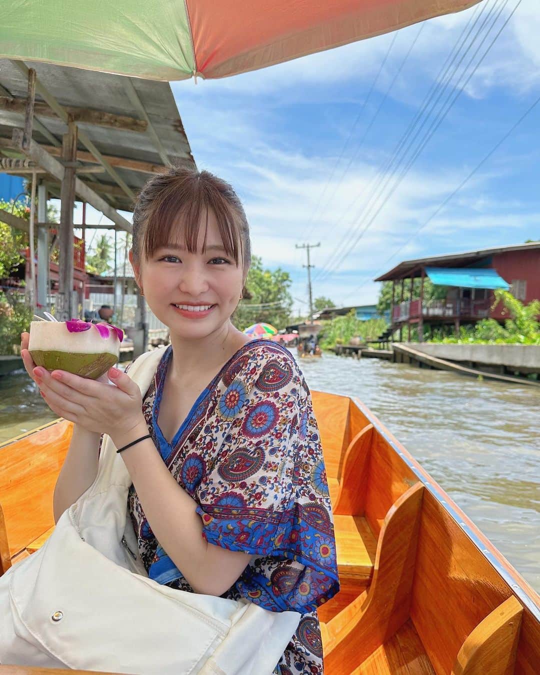 伊藤かりんのインスタグラム：「. 新しいYouTube撮ってきたので 更新をお楽しみに🇹🇭✈️ . . . #タイ旅行 #バンコク #タイ #🇹🇭 #一人旅 #一人旅女子 #ダムヌンサドゥアック水上マーケット #ตลาดน้ำดำเนินสะดวก #damnoensaduak #damnoensaduakfloatingmarket」