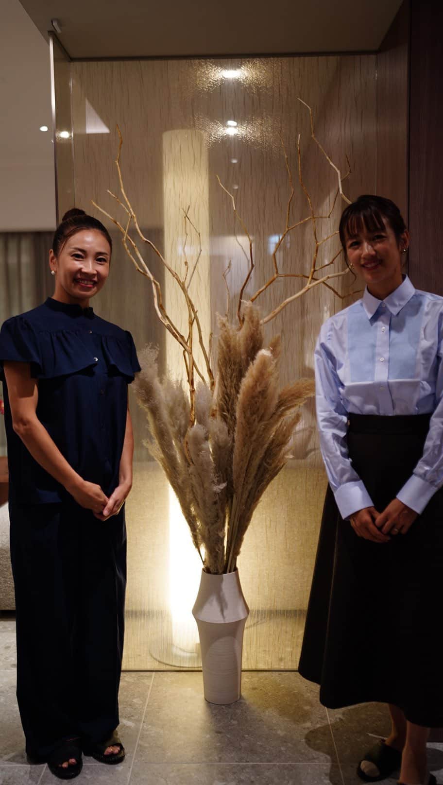 前田有紀のインスタグラム：「ライフスタイルメディアのモリモト"SUMAU" @morimoto_sumau さんのコンセプトルームで、秋のお花の楽しみ方をご紹介しました！ 吉村民さん　@yoshimuratami  と。  エントランスはパンパスグラス。 メインダイニングはダリア。 リビングは秋の草花を。  音が聞こえにくいところもあったので、アーカイブで見てみてくださいね。  blouse: @tiara_melrose hair&makeup : @mii.hairmakesalon  @mii0918」
