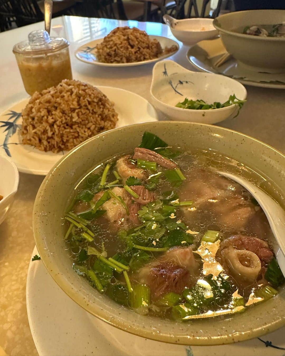 CHIHIRO♡さんのインスタグラム写真 - (CHIHIRO♡Instagram)「行ってみたかった朝日グリル🧡  オックステールスープ‼︎! パクチーはなんとなくセパレートにして あとで入れて食べた😂💚  お肉はたっぷり生姜、醤油につけて食べて スープにも味変で生姜いれたり🥰  美味しかった😍😍  フライドライスに変更したけど 今度は普通のライスにしよっかな🤣  #ハワイグルメ #ハワイ旅行 #海外旅行 #ランチ #朝日グリル #オックステールスープ #パクチー #hawaii #asahigrill #lunch」9月26日 20時33分 - chipipipi918