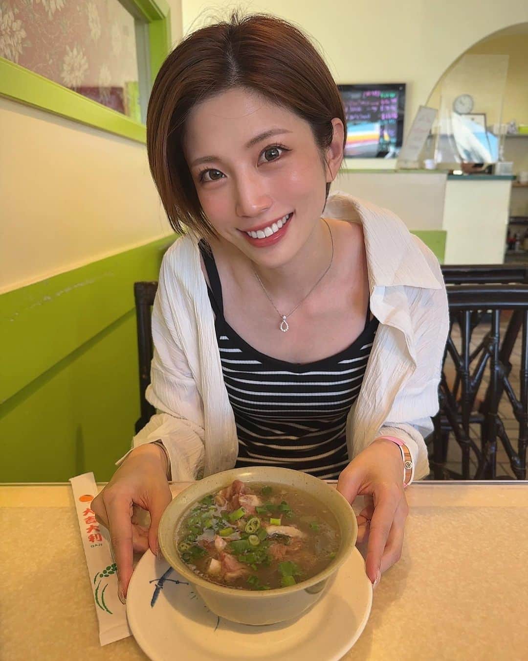 CHIHIRO♡さんのインスタグラム写真 - (CHIHIRO♡Instagram)「行ってみたかった朝日グリル🧡  オックステールスープ‼︎! パクチーはなんとなくセパレートにして あとで入れて食べた😂💚  お肉はたっぷり生姜、醤油につけて食べて スープにも味変で生姜いれたり🥰  美味しかった😍😍  フライドライスに変更したけど 今度は普通のライスにしよっかな🤣  #ハワイグルメ #ハワイ旅行 #海外旅行 #ランチ #朝日グリル #オックステールスープ #パクチー #hawaii #asahigrill #lunch」9月26日 20時33分 - chipipipi918