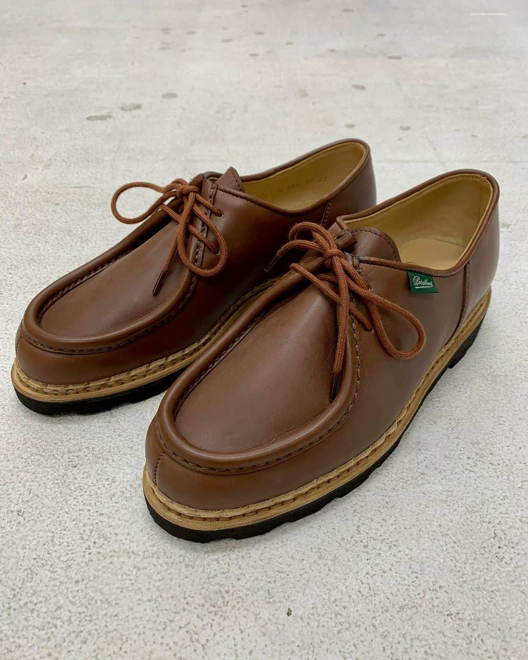 2nd編集部のインスタグラム：「. 注目の新ブランド［Out of Trad］と［paraboot ］の別注モデルのオーダー受付中‼️  現行のパラブーツの中で最古のモデルとされているMorzine(モジーン)は、過去にエルメスとダブルネームの実績があったり、アッパーのレザーも通常のものよりも等級の高いきめ細やかなリスレザーが使用されていたりと隠れた名品。そんなモジーンのディテールを人気モデルMichael(ミカエル)に乗せる別注を注目の新ブランド、アウトオブトラッドが仕掛けるらしい。  【別注ポイント】 ・モジーンや登山靴のモデルに使われるウェルト ・通常のリスレザーよりも、きめ細やかな等級の高いリスレザーをアッパーに使用 ・現在受注休止色のMaron(マロン)を使用  派手ではないが、靴好きなら気になるこの別注モデル、断然革靴派なら見逃せないのではないだろうか。 現在、オーダーを受付中とのことで、気になる方は @out_of_trad までDMを！ . . . #2nd #2ndmagazine #セカンド #outoftrad #paraboot」