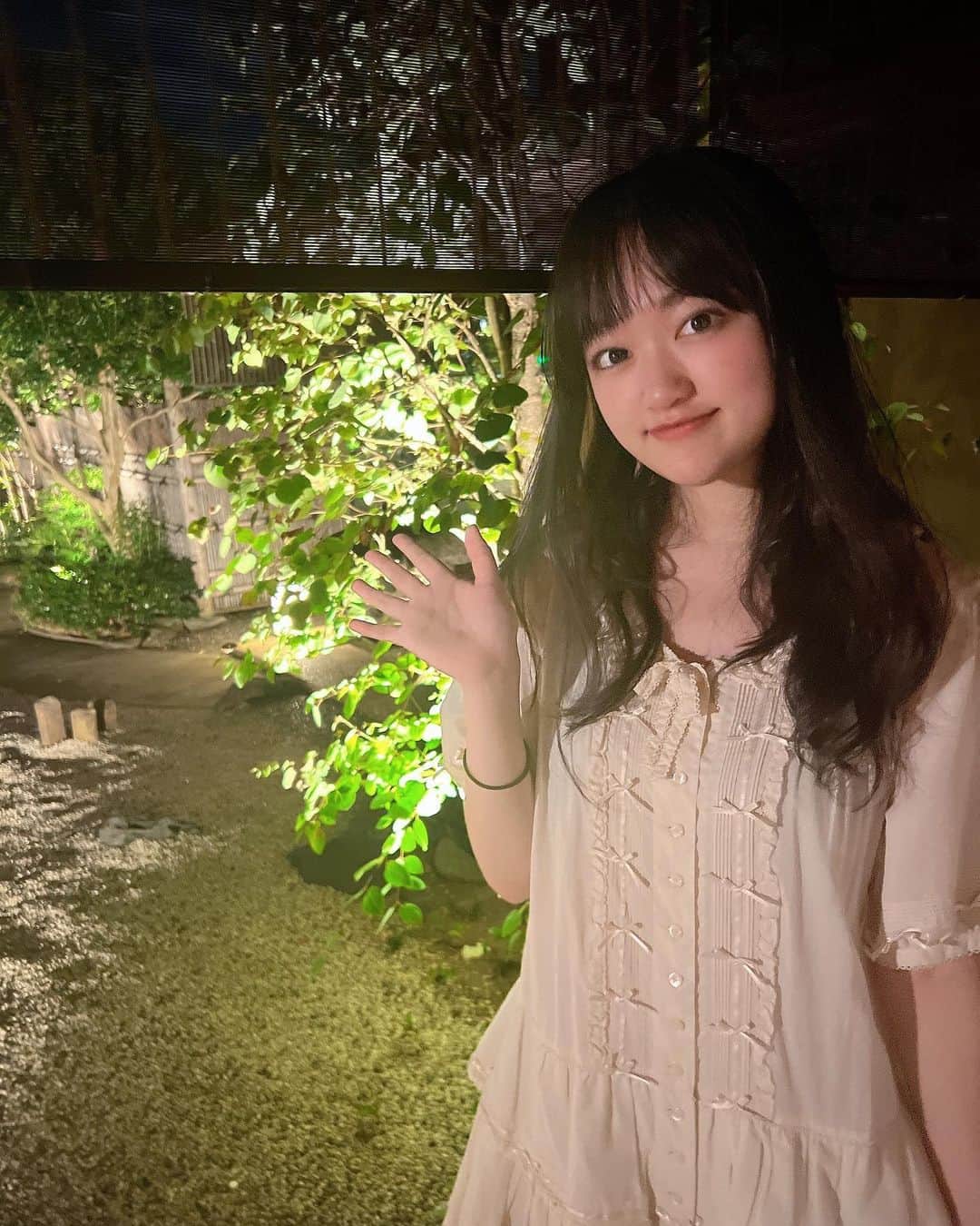高梨ねねのインスタグラム：「お食事に行った時お庭が素敵だったよ〜   #高梨ねね  #アイドル  #タレント  #モデル」
